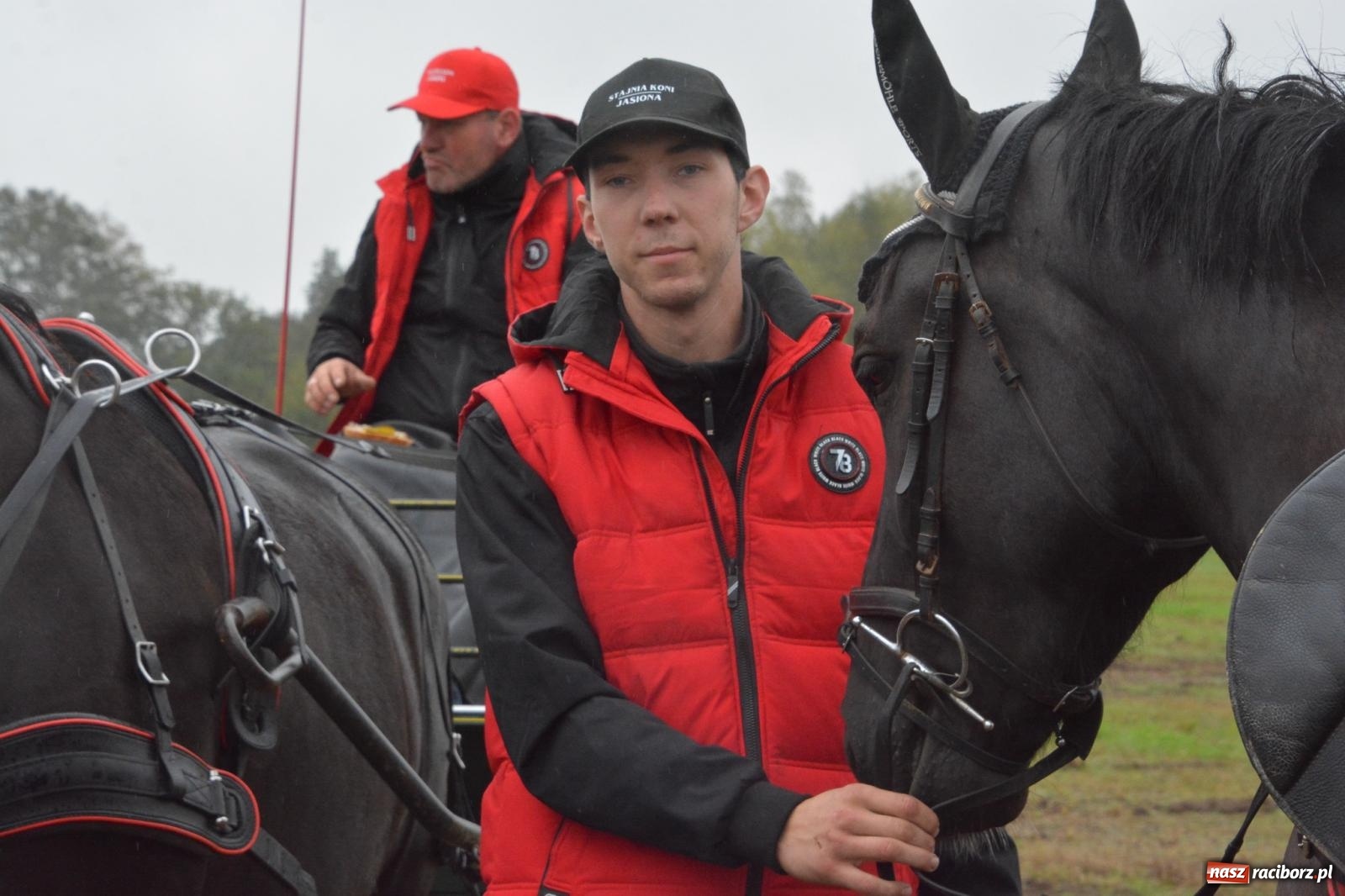 Zdjęcie w galerii na portalu naszraciborz.pl: Piknik Świętego Huberta w Łańcach: tradycja, przygoda i pasja w deszczowej scenerii wiadomości z regionu