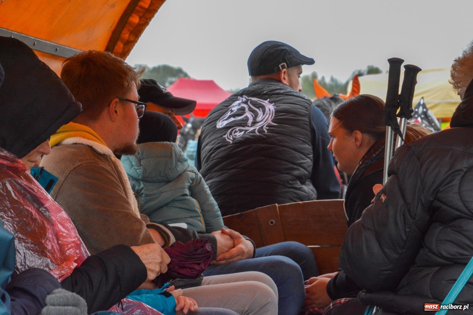 Zdjęcie w galerii na portalu naszraciborz.pl: Piknik Świętego Huberta w Łańcach: tradycja, przygoda i pasja w deszczowej scenerii wiadomości z regionu