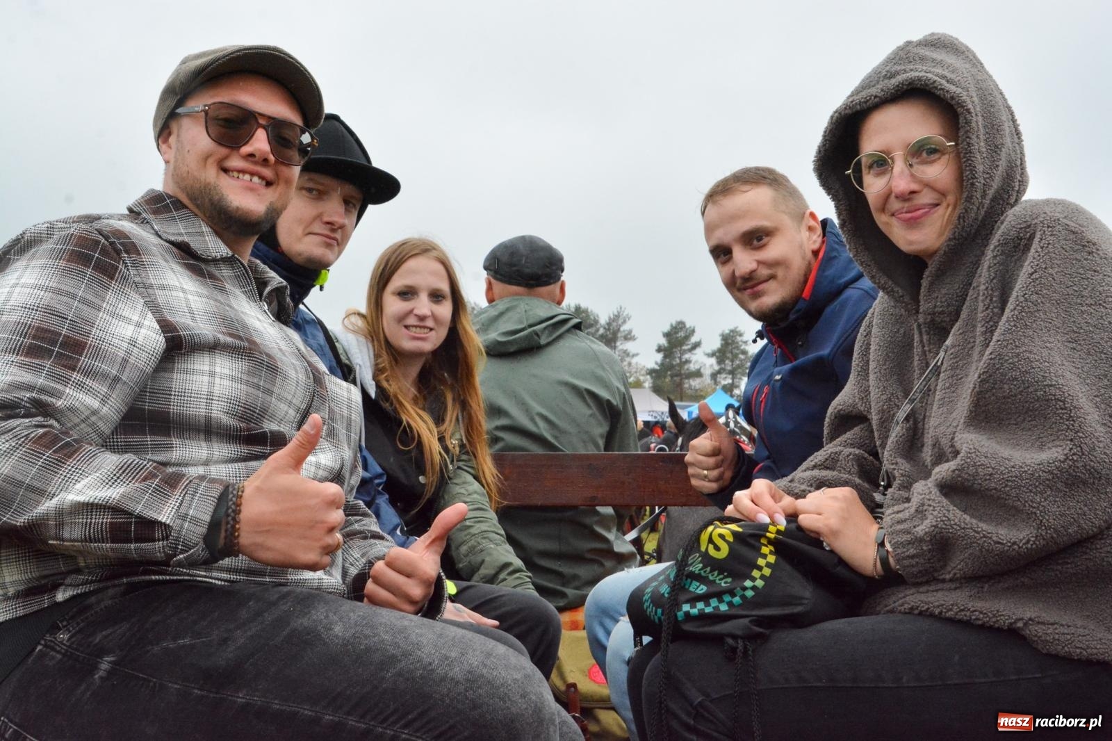 Zdjęcie w galerii na portalu naszraciborz.pl: Piknik Świętego Huberta w Łańcach: tradycja, przygoda i pasja w deszczowej scenerii wiadomości z regionu
