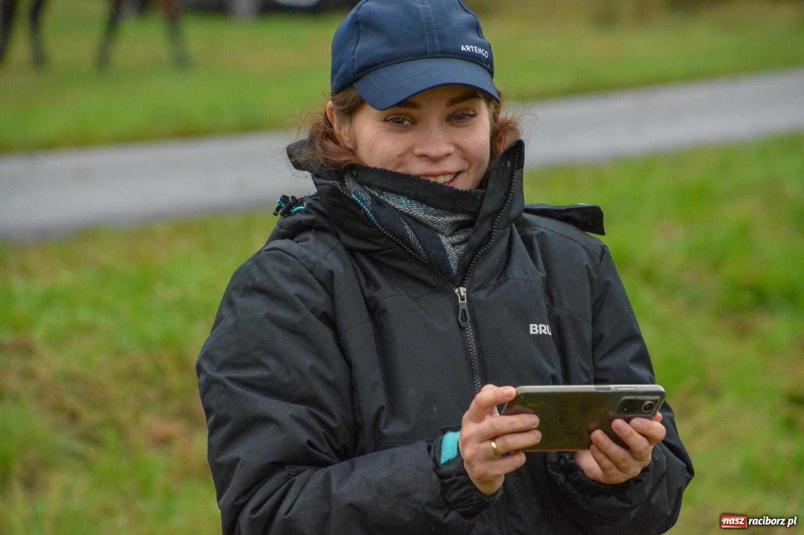 Zdjęcie w galerii na portalu naszraciborz.pl: Piknik Świętego Huberta w Łańcach: tradycja, przygoda i pasja w deszczowej scenerii wiadomości z regionu