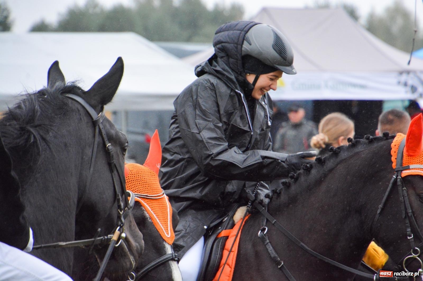 Zdjęcie w galerii na portalu naszraciborz.pl: Piknik Świętego Huberta w Łańcach: tradycja, przygoda i pasja w deszczowej scenerii wiadomości z regionu