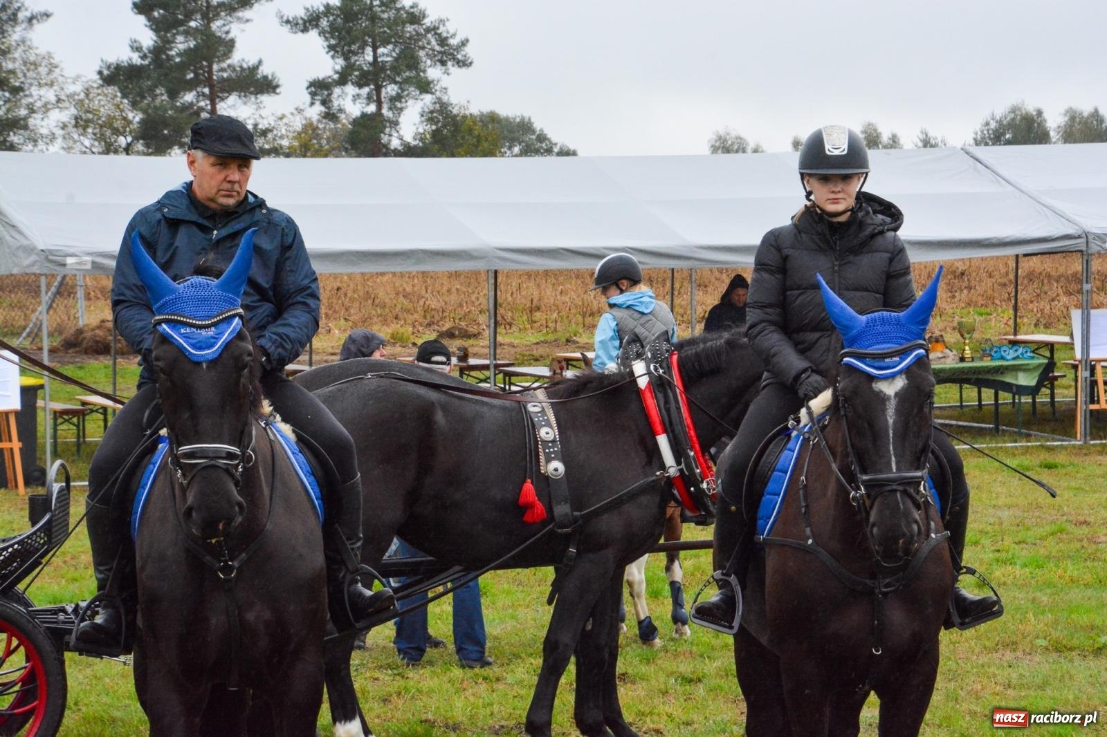 Zdjęcie w galerii na portalu naszraciborz.pl: Piknik Świętego Huberta w Łańcach: tradycja, przygoda i pasja w deszczowej scenerii wiadomości z regionu