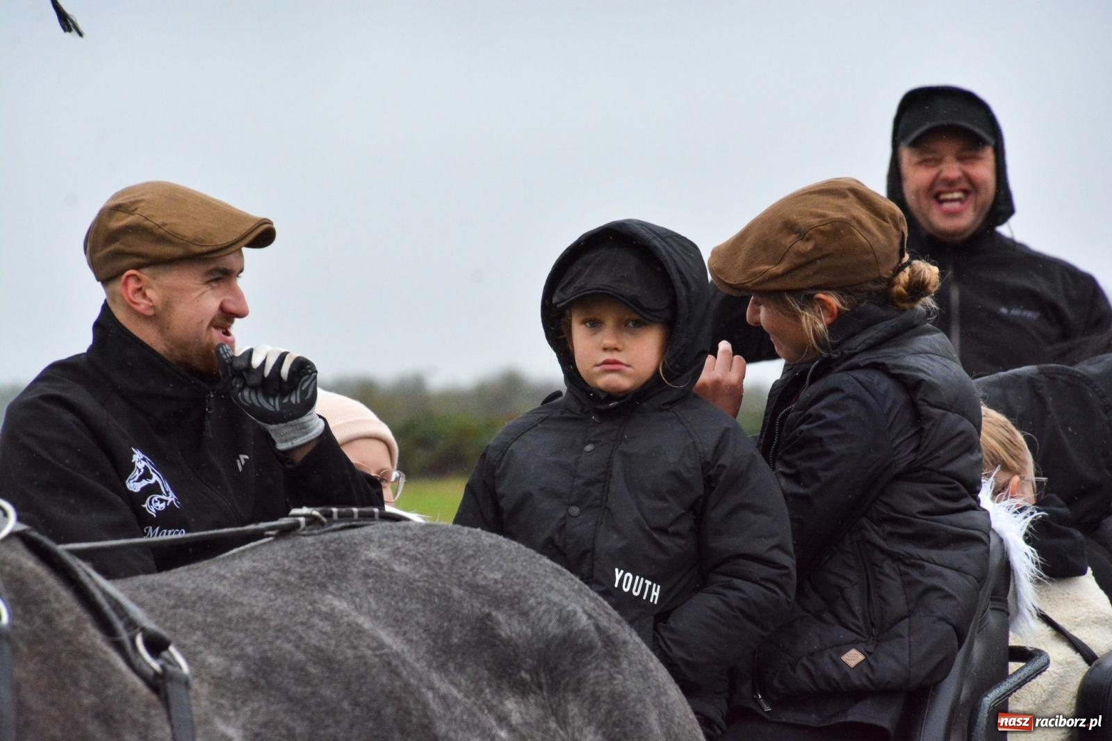 Zdjęcie w galerii na portalu naszraciborz.pl: Piknik Świętego Huberta w Łańcach: tradycja, przygoda i pasja w deszczowej scenerii wiadomości z regionu
