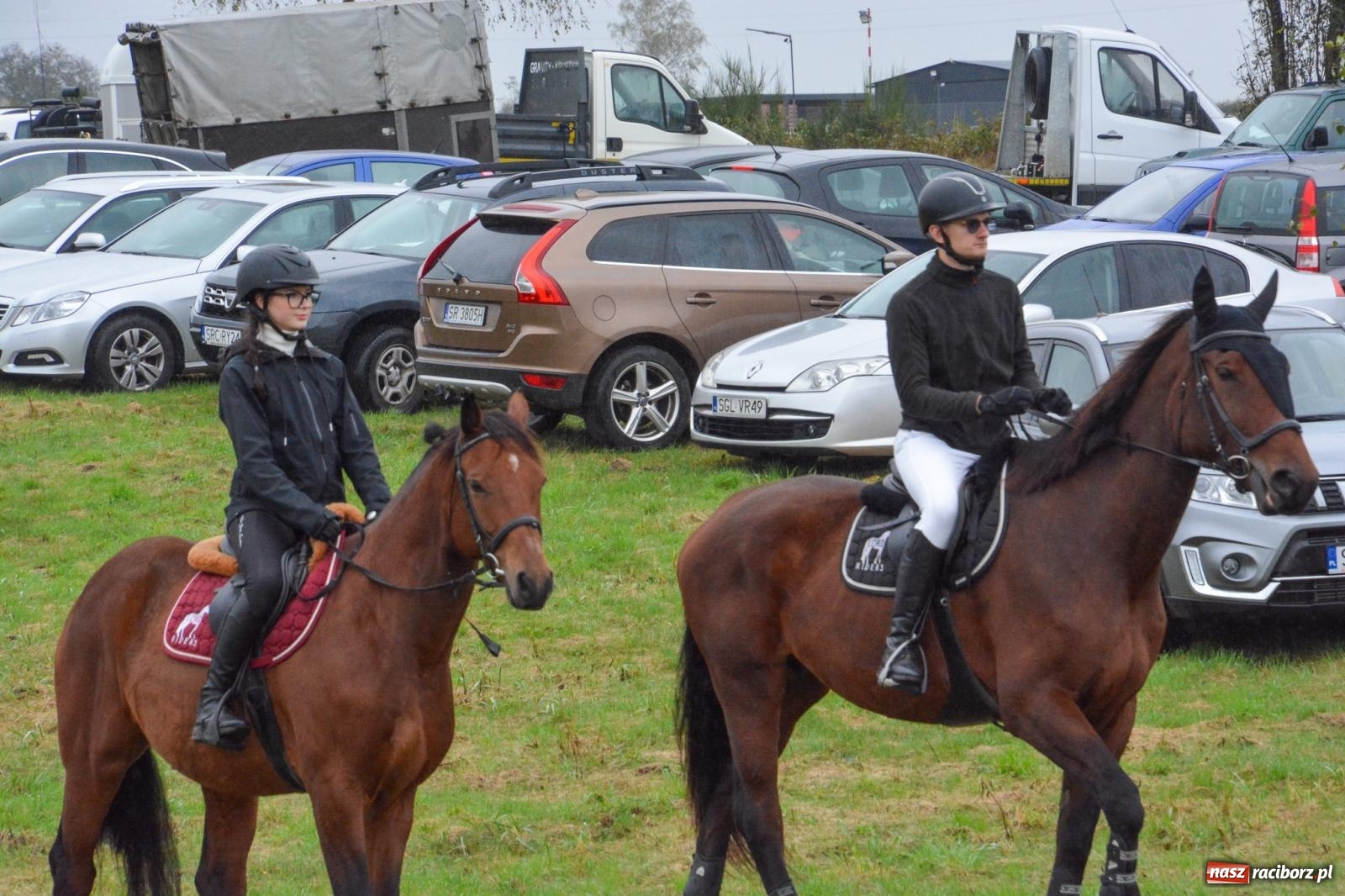 Zdjęcie w galerii na portalu naszraciborz.pl: Piknik Świętego Huberta w Łańcach: tradycja, przygoda i pasja w deszczowej scenerii wiadomości z regionu