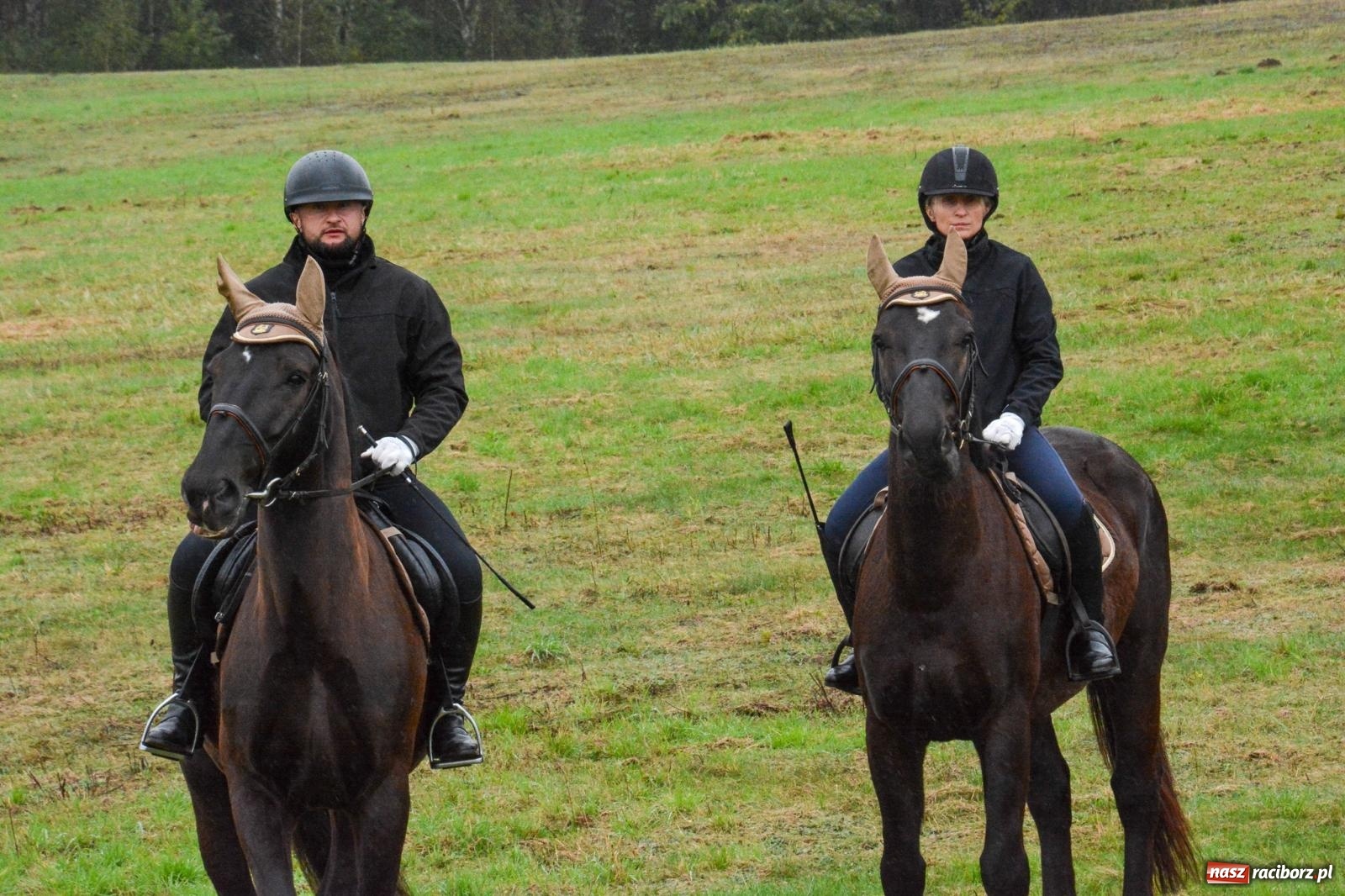 Zdjęcie w galerii na portalu naszraciborz.pl: Piknik Świętego Huberta w Łańcach: tradycja, przygoda i pasja w deszczowej scenerii wiadomości z regionu