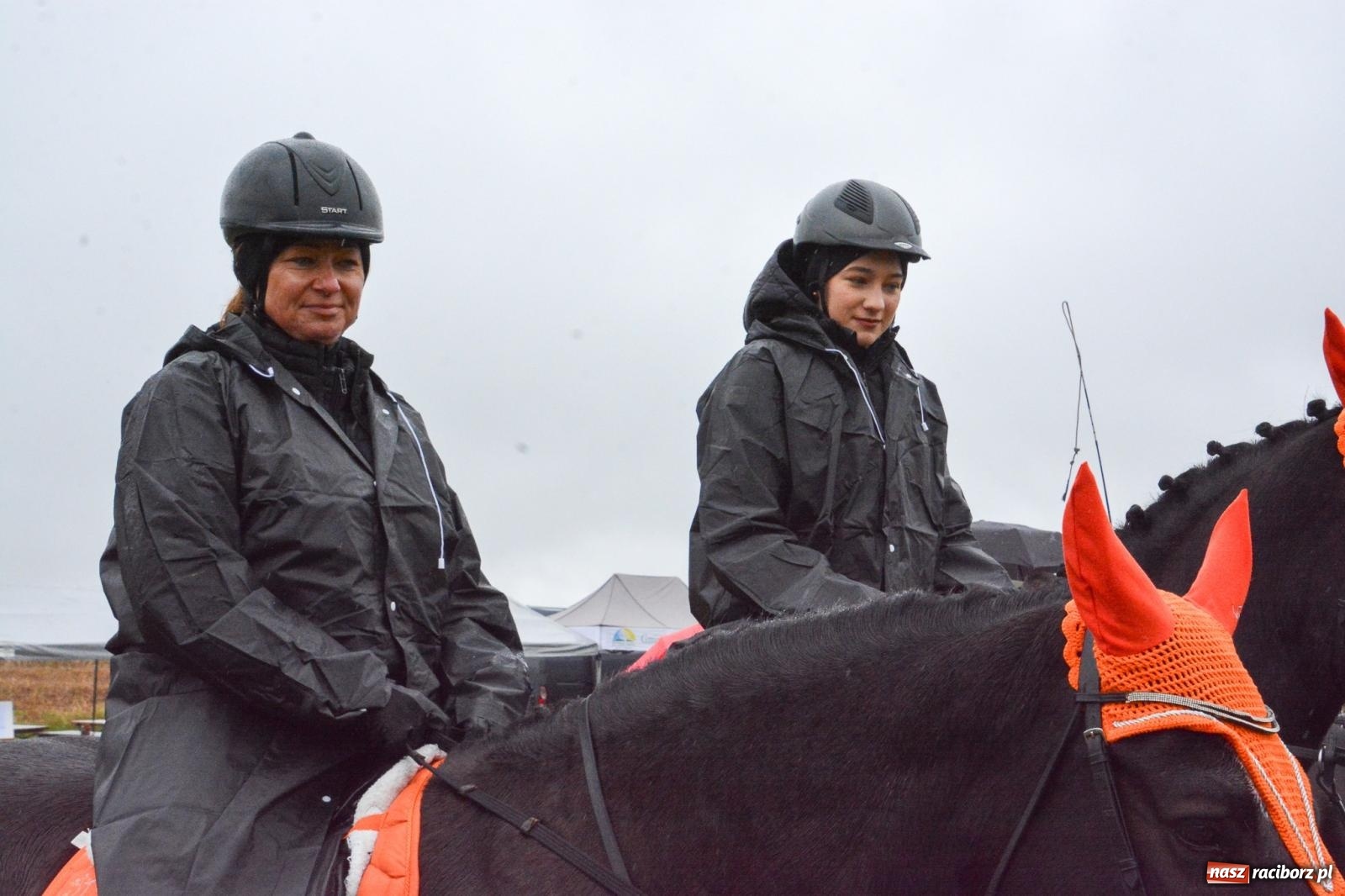 Zdjęcie w galerii na portalu naszraciborz.pl: Piknik Świętego Huberta w Łańcach: tradycja, przygoda i pasja w deszczowej scenerii wiadomości z regionu