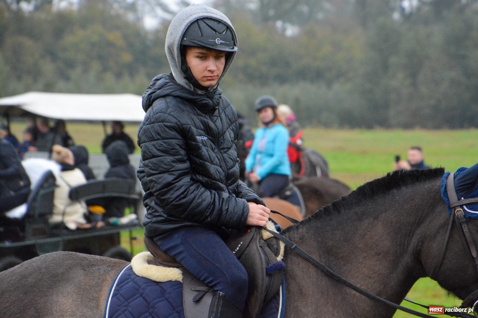 Zdjęcie w galerii na portalu naszraciborz.pl: Piknik Świętego Huberta w Łańcach: tradycja, przygoda i pasja w deszczowej scenerii wiadomości z regionu