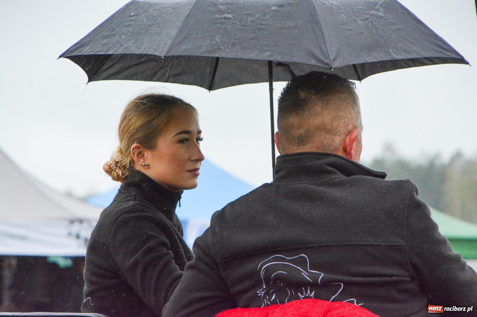 Zdjęcie w galerii na portalu naszraciborz.pl: Piknik Świętego Huberta w Łańcach: tradycja, przygoda i pasja w deszczowej scenerii wiadomości z regionu