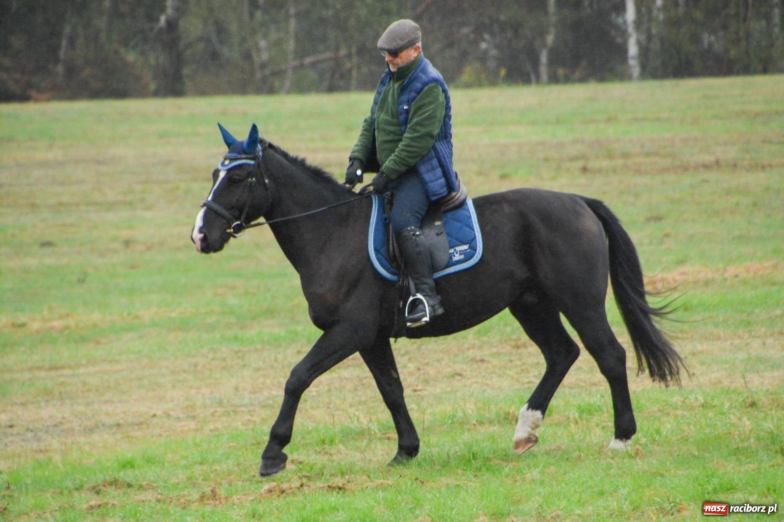 Zdjęcie w galerii na portalu naszraciborz.pl: Piknik Świętego Huberta w Łańcach: tradycja, przygoda i pasja w deszczowej scenerii wiadomości z regionu