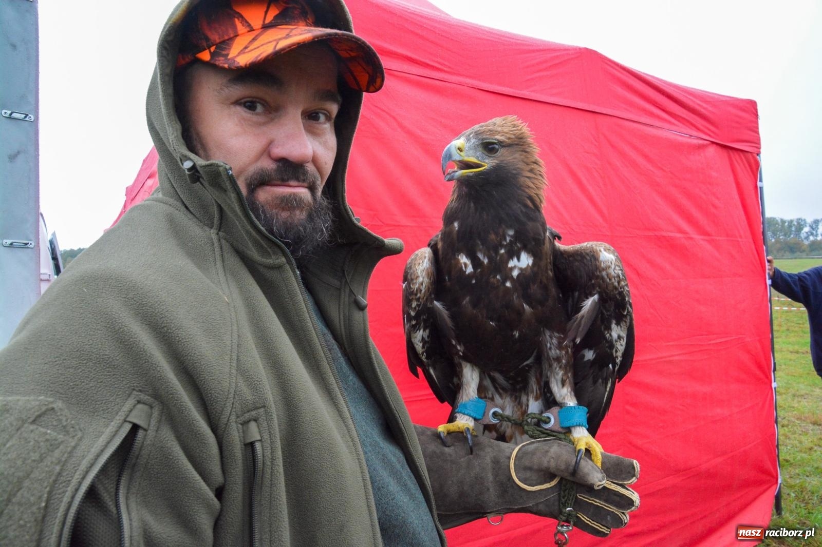 Zdjęcie w galerii na portalu naszraciborz.pl: Piknik Świętego Huberta w Łańcach: tradycja, przygoda i pasja w deszczowej scenerii wiadomości z regionu