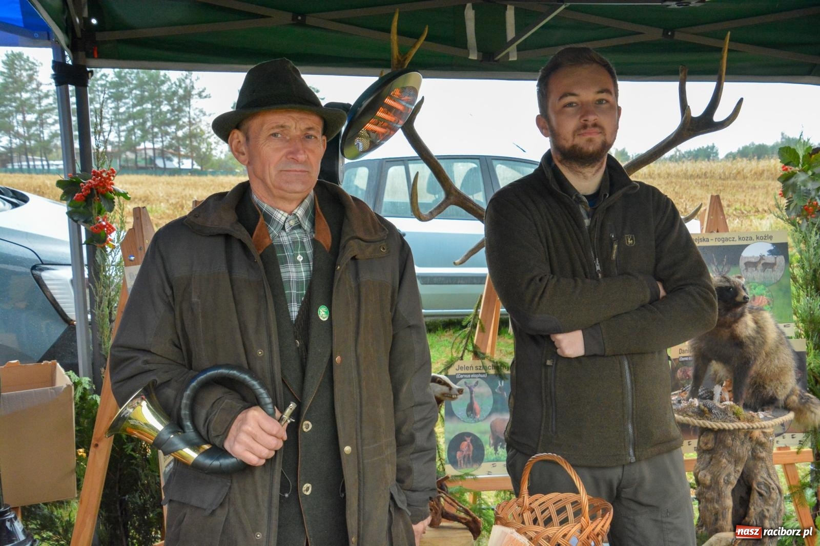 Zdjęcie w galerii na portalu naszraciborz.pl: Piknik Świętego Huberta w Łańcach: tradycja, przygoda i pasja w deszczowej scenerii wiadomości z regionu
