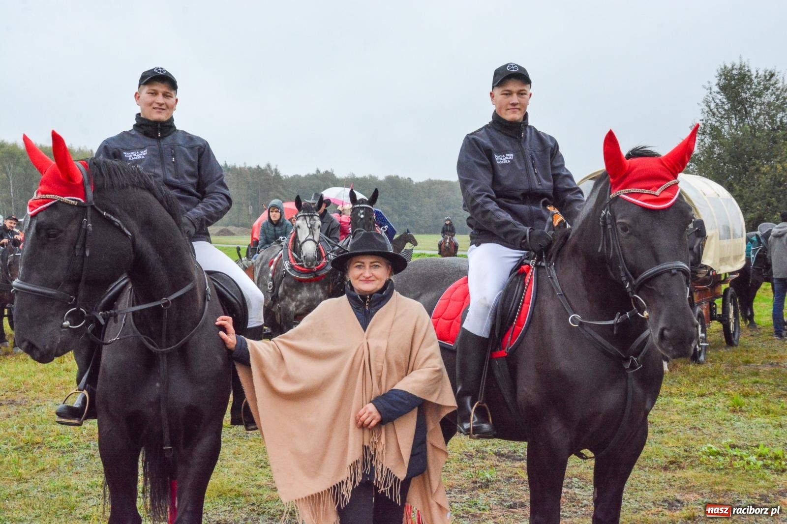 Zdjęcie w galerii na portalu naszraciborz.pl: Piknik Świętego Huberta w Łańcach: tradycja, przygoda i pasja w deszczowej scenerii wiadomości z regionu
