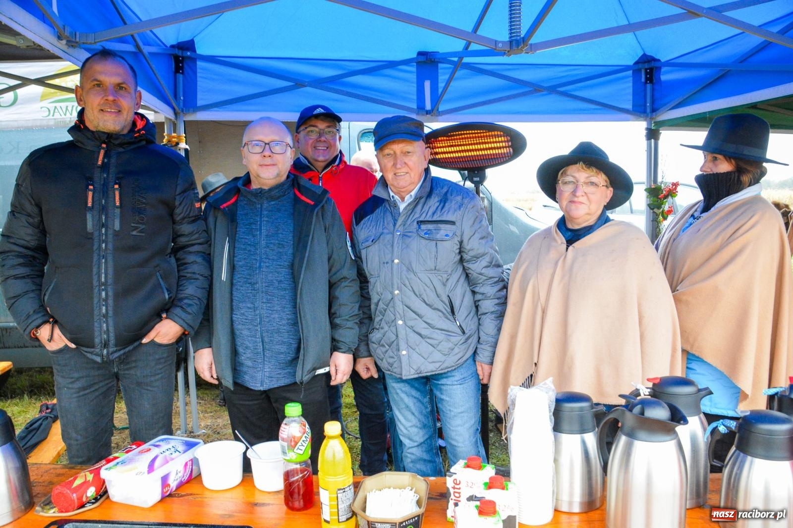 Zdjęcie w galerii na portalu naszraciborz.pl: Piknik Świętego Huberta w Łańcach: tradycja, przygoda i pasja w deszczowej scenerii wiadomości z regionu