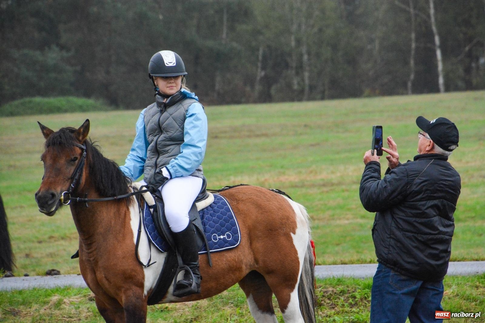 Zdjęcie w galerii na portalu naszraciborz.pl: Piknik Świętego Huberta w Łańcach: tradycja, przygoda i pasja w deszczowej scenerii wiadomości z regionu