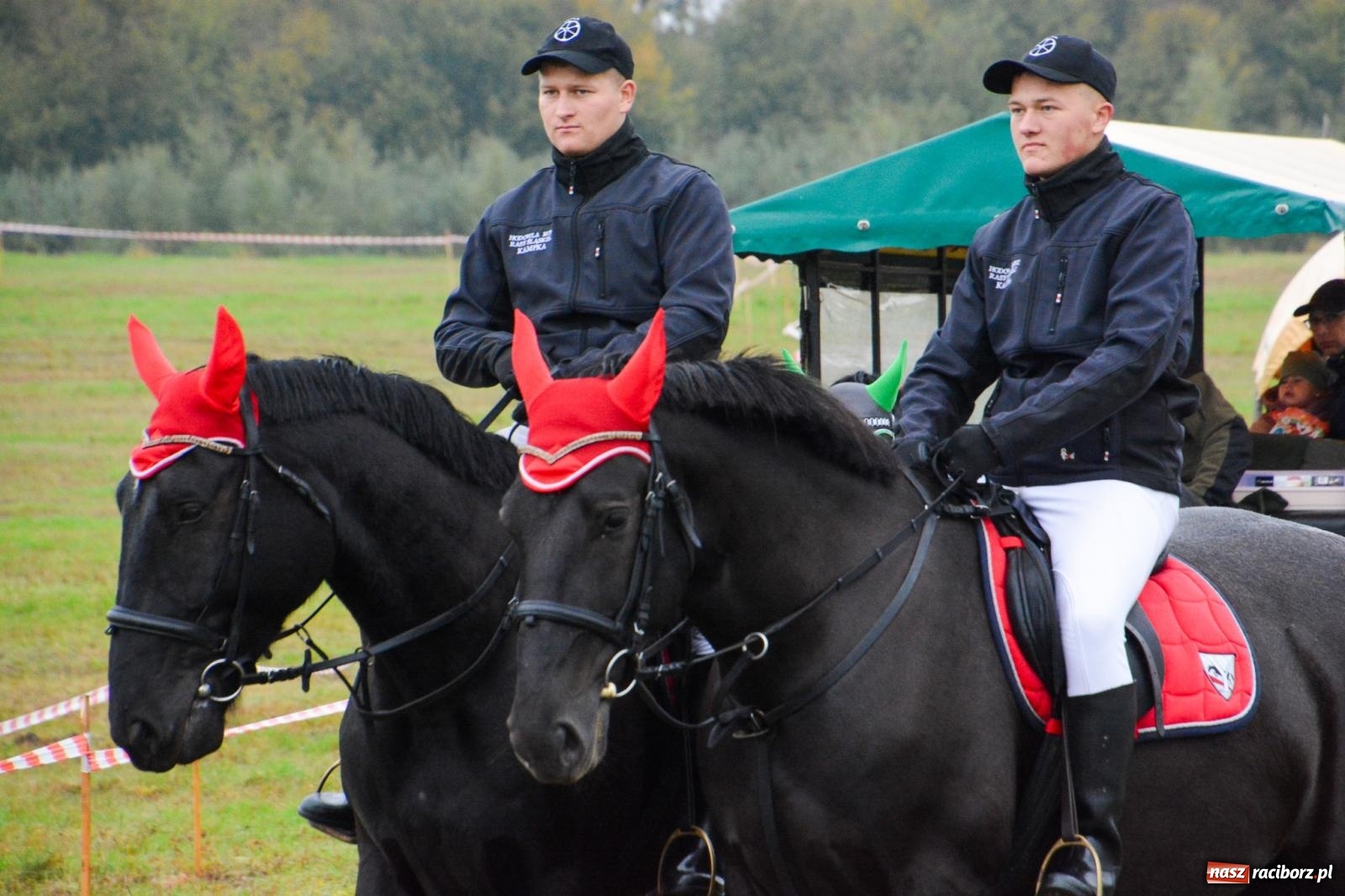 Zdjęcie w galerii na portalu naszraciborz.pl: Piknik Świętego Huberta w Łańcach: tradycja, przygoda i pasja w deszczowej scenerii wiadomości z regionu