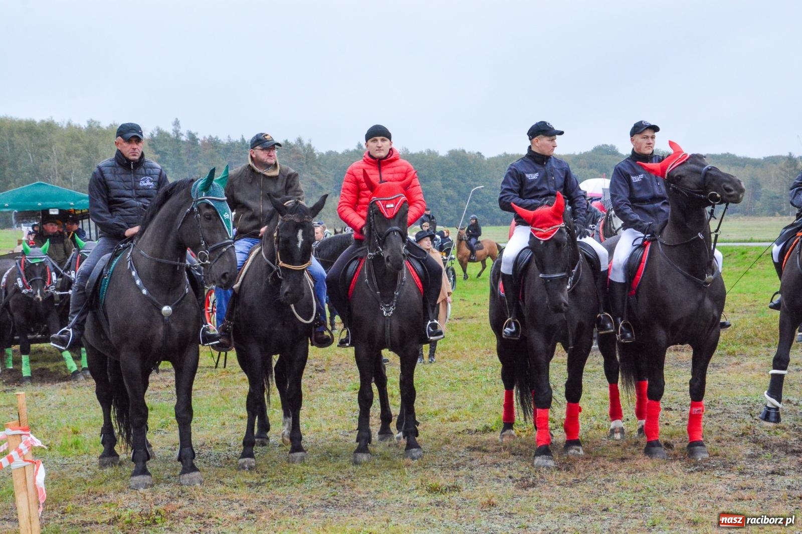 Zdjęcie w galerii na portalu naszraciborz.pl: Piknik Świętego Huberta w Łańcach: tradycja, przygoda i pasja w deszczowej scenerii wiadomości z regionu
