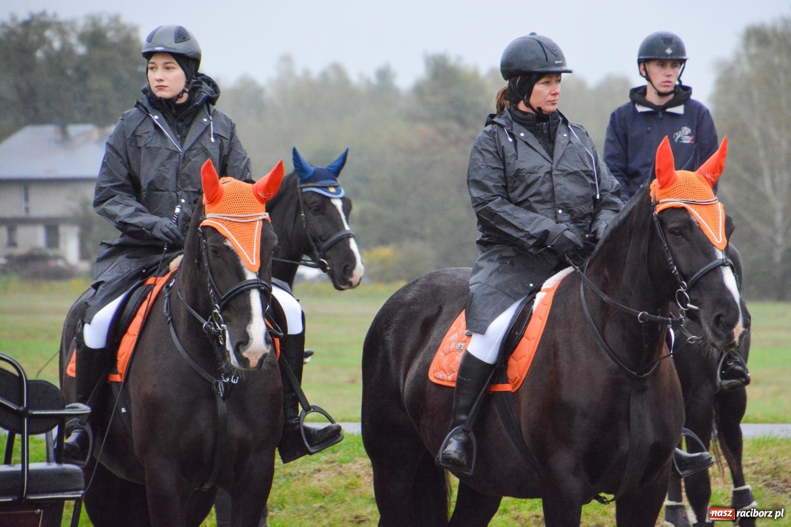 Zdjęcie w galerii na portalu naszraciborz.pl: Piknik Świętego Huberta w Łańcach: tradycja, przygoda i pasja w deszczowej scenerii wiadomości z regionu
