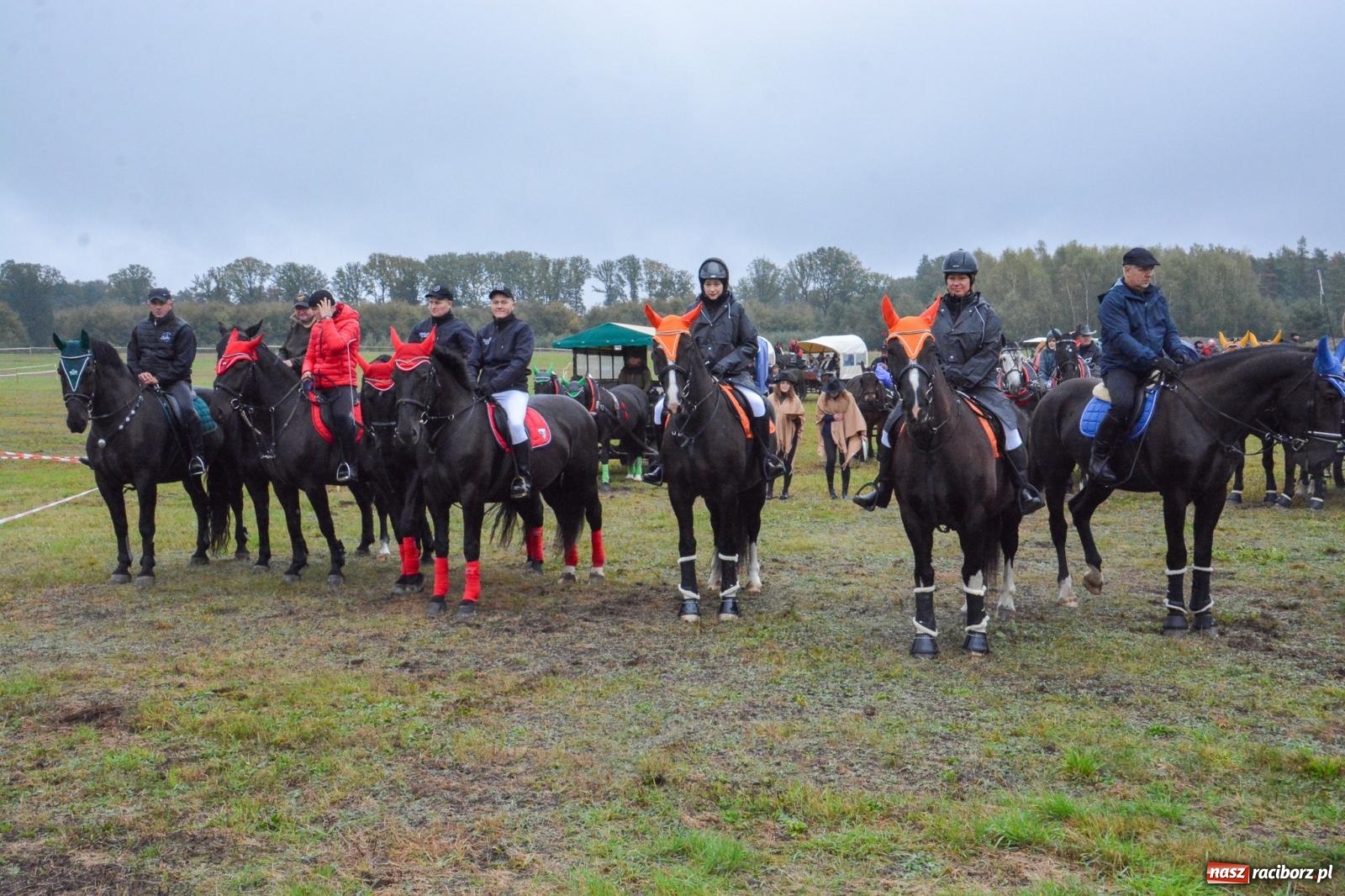 Zdjęcie w galerii na portalu naszraciborz.pl: Piknik Świętego Huberta w Łańcach: tradycja, przygoda i pasja w deszczowej scenerii wiadomości z regionu