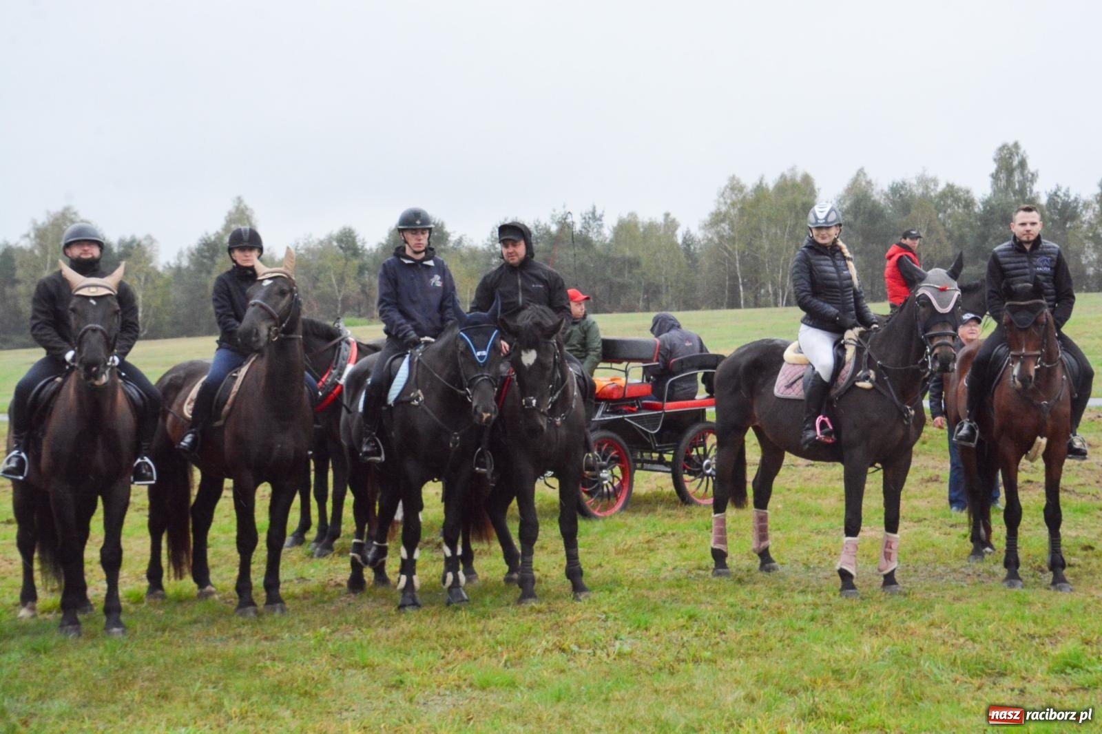 Zdjęcie w galerii na portalu naszraciborz.pl: Piknik Świętego Huberta w Łańcach: tradycja, przygoda i pasja w deszczowej scenerii wiadomości z regionu