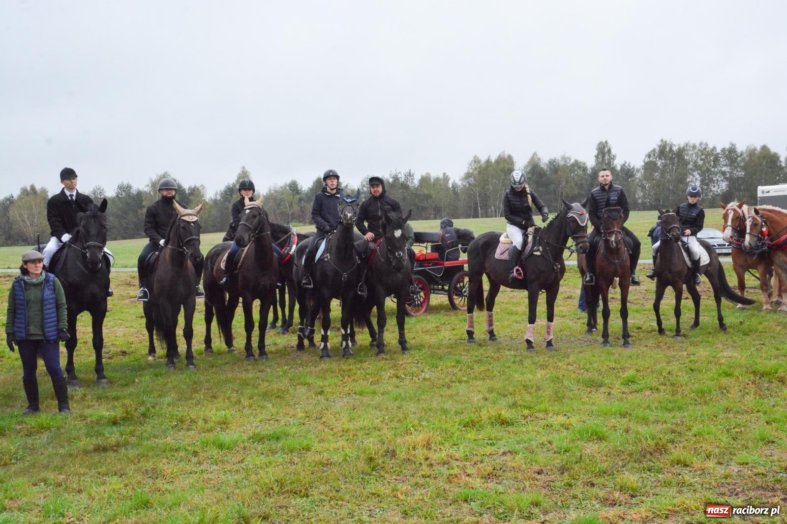 Zdjęcie w galerii na portalu naszraciborz.pl: Piknik Świętego Huberta w Łańcach: tradycja, przygoda i pasja w deszczowej scenerii wiadomości z regionu