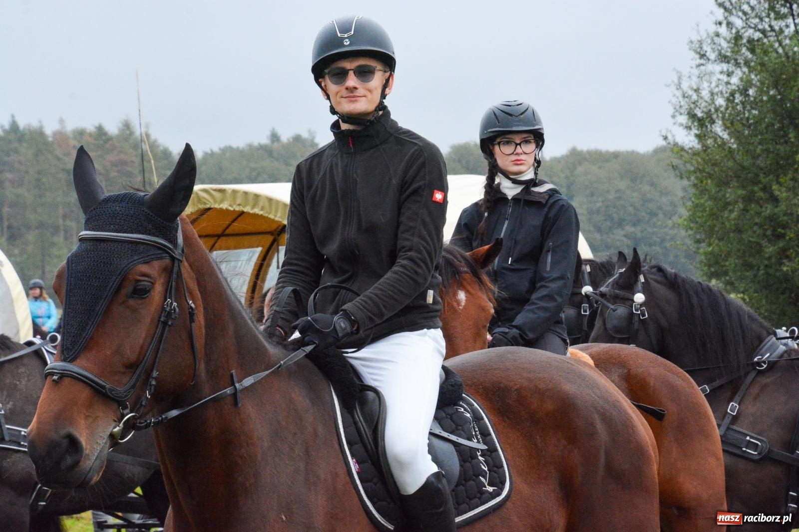 Zdjęcie w galerii na portalu naszraciborz.pl: Piknik Świętego Huberta w Łańcach: tradycja, przygoda i pasja w deszczowej scenerii wiadomości z regionu
