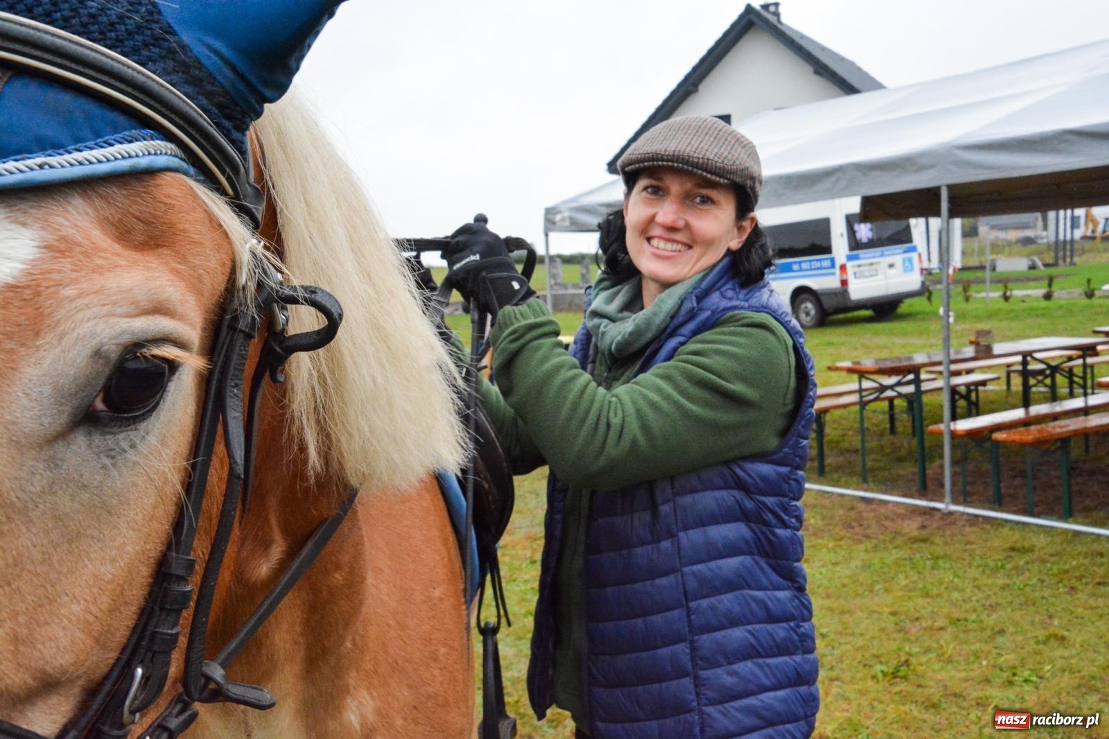 Zdjęcie w galerii na portalu naszraciborz.pl: Piknik Świętego Huberta w Łańcach: tradycja, przygoda i pasja w deszczowej scenerii wiadomości z regionu