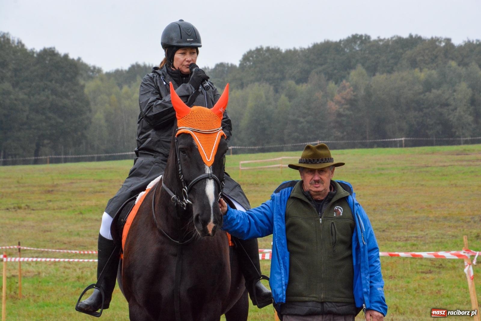 Zdjęcie w galerii na portalu naszraciborz.pl: Piknik Świętego Huberta w Łańcach: tradycja, przygoda i pasja w deszczowej scenerii wiadomości z regionu