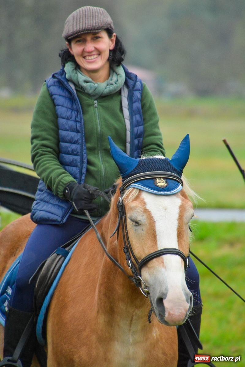 Zdjęcie w galerii na portalu naszraciborz.pl: Piknik Świętego Huberta w Łańcach: tradycja, przygoda i pasja w deszczowej scenerii wiadomości z regionu