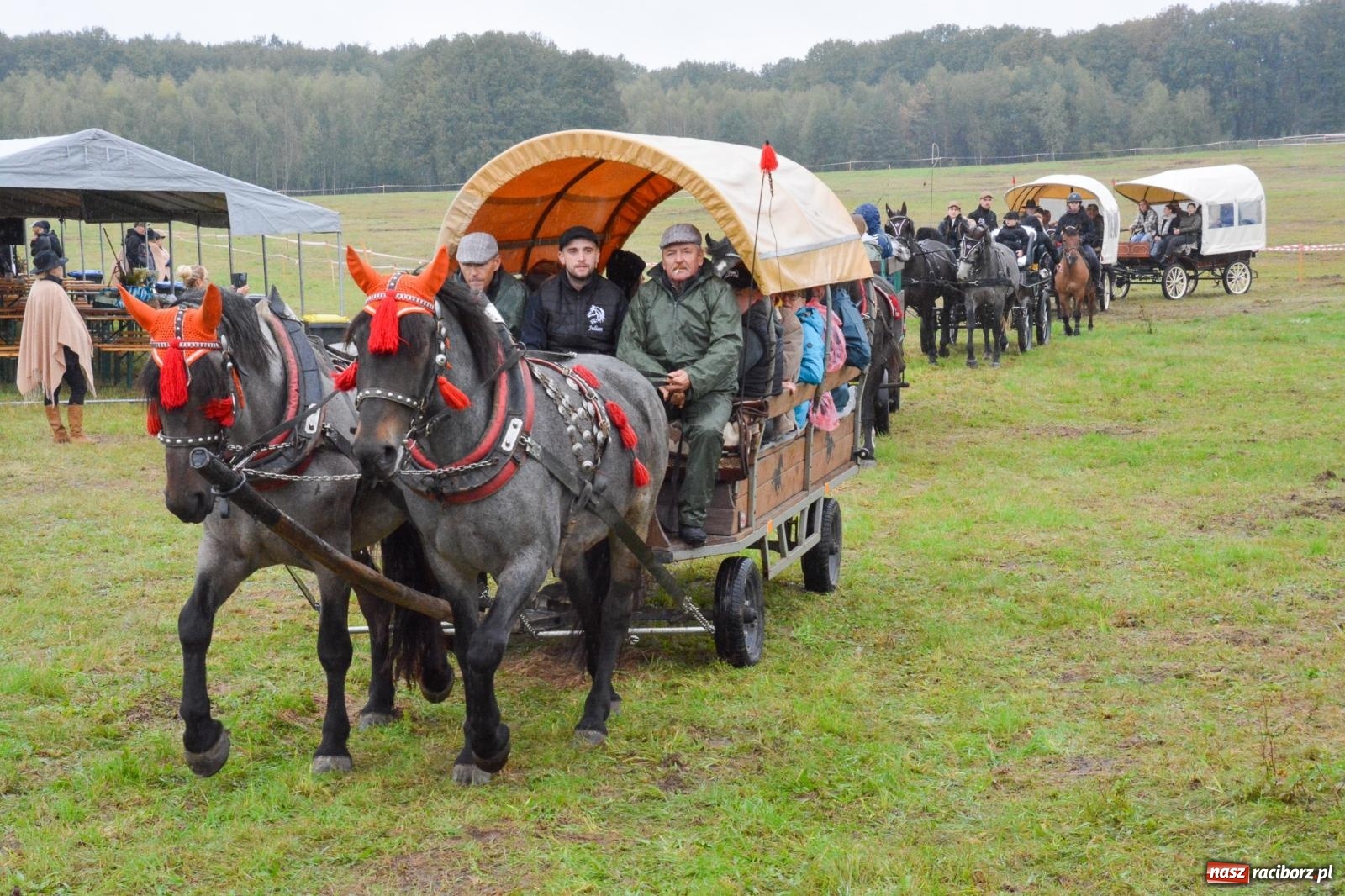 Zdjęcie w galerii na portalu naszraciborz.pl: Piknik Świętego Huberta w Łańcach: tradycja, przygoda i pasja w deszczowej scenerii wiadomości z regionu