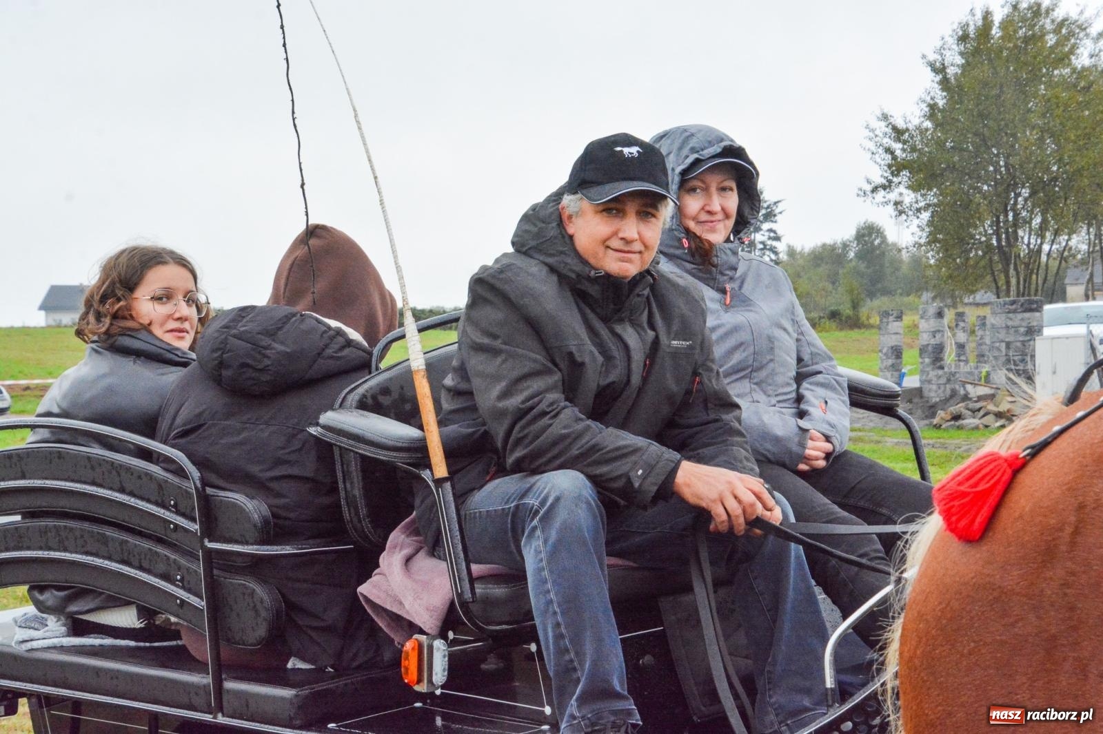 Zdjęcie w galerii na portalu naszraciborz.pl: Piknik Świętego Huberta w Łańcach: tradycja, przygoda i pasja w deszczowej scenerii wiadomości z regionu