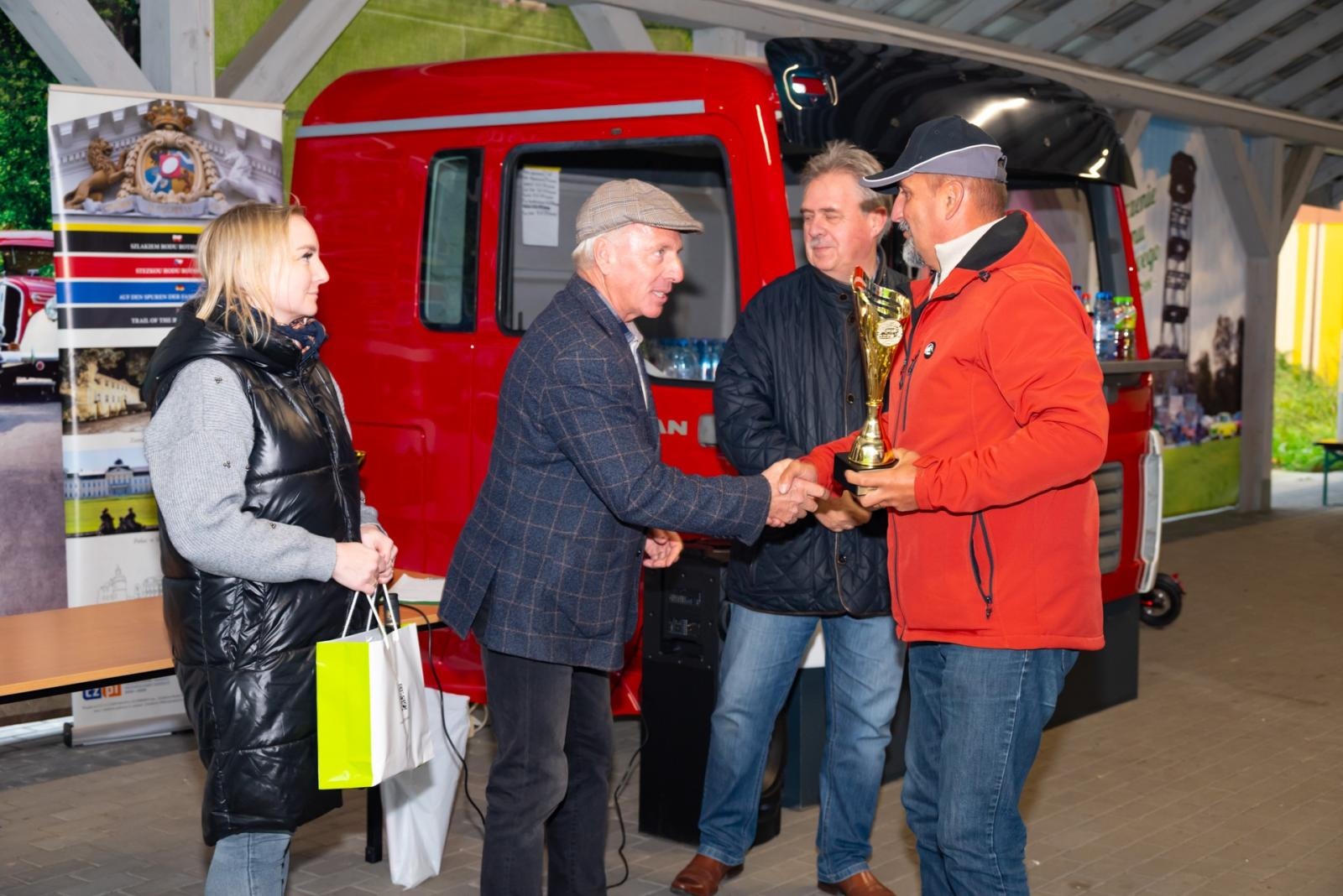 Zdjęcie w galerii na portalu naszraciborz.pl: Jesienny zlot samochodów zabytkowych w Zabełkowie wiadomości z regionu