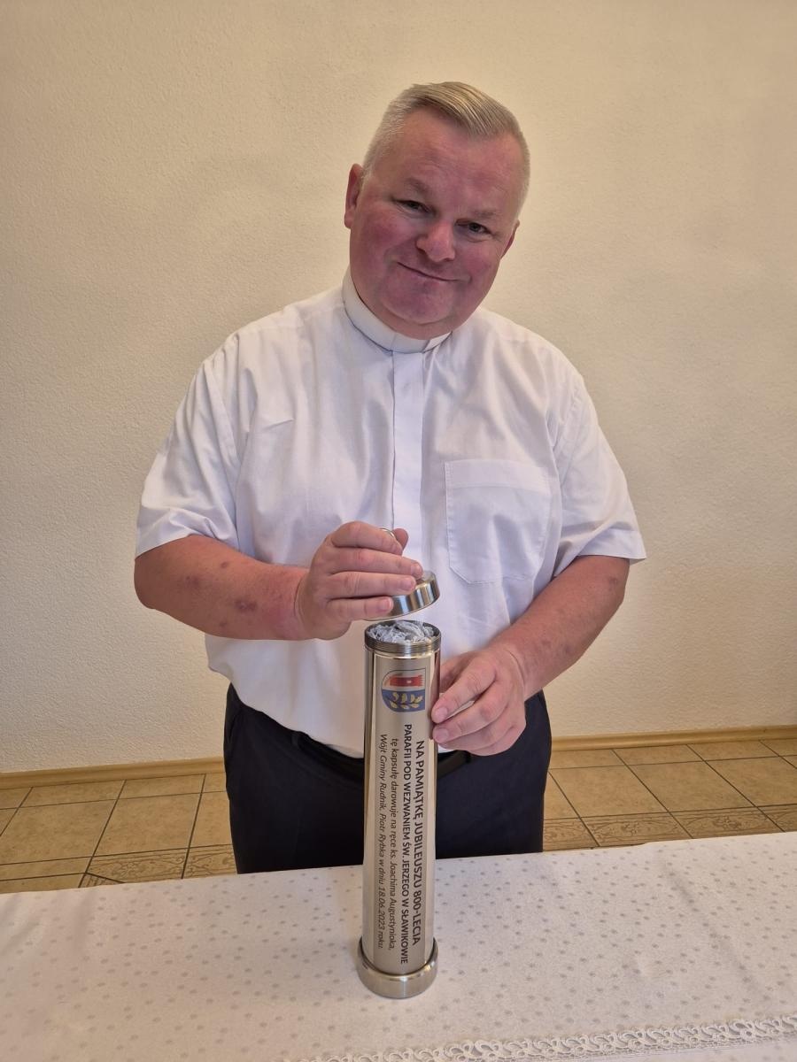 Zdjęcie w galerii na portalu naszraciborz.pl: Dla przyszłych pokoleń. W ziemi przy kościele w Sławikowie umieszczono kapsułę czasu wiadomości z regionu