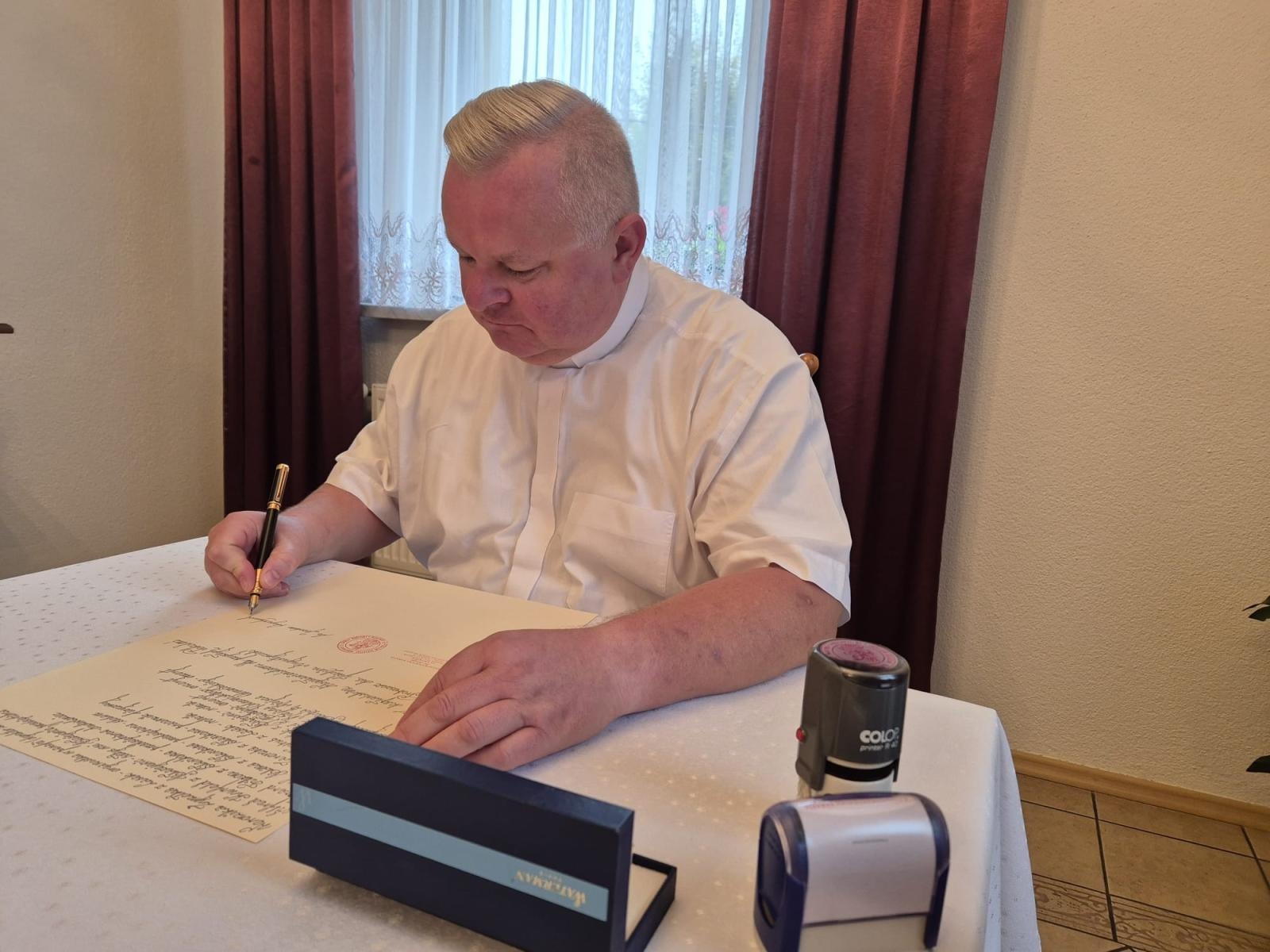 Zdjęcie w galerii na portalu naszraciborz.pl: Dla przyszłych pokoleń. W ziemi przy kościele w Sławikowie umieszczono kapsułę czasu wiadomości z regionu