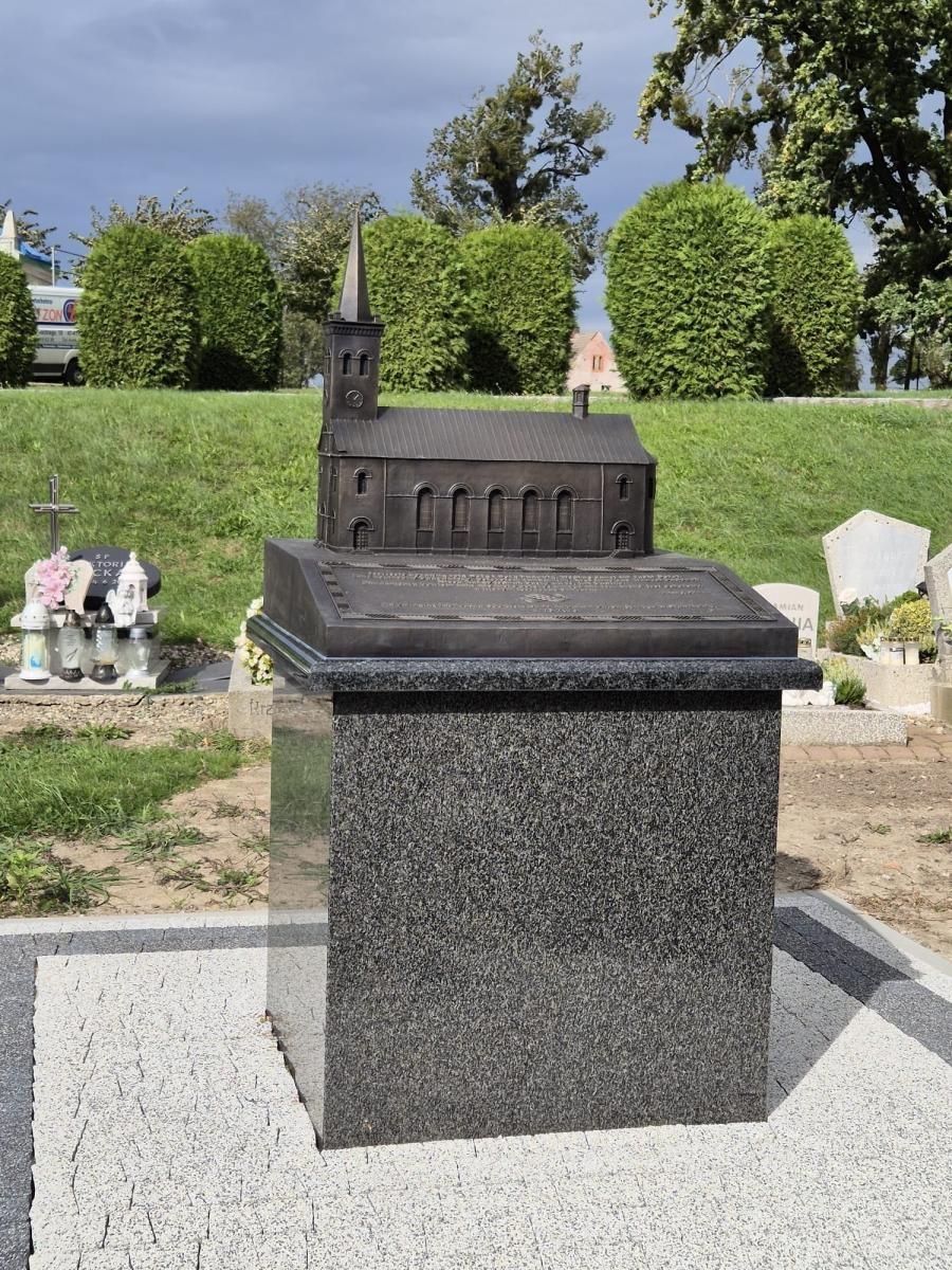 Zdjęcie w galerii na portalu naszraciborz.pl: Dla przyszłych pokoleń. W ziemi przy kościele w Sławikowie umieszczono kapsułę czasu wiadomości z regionu