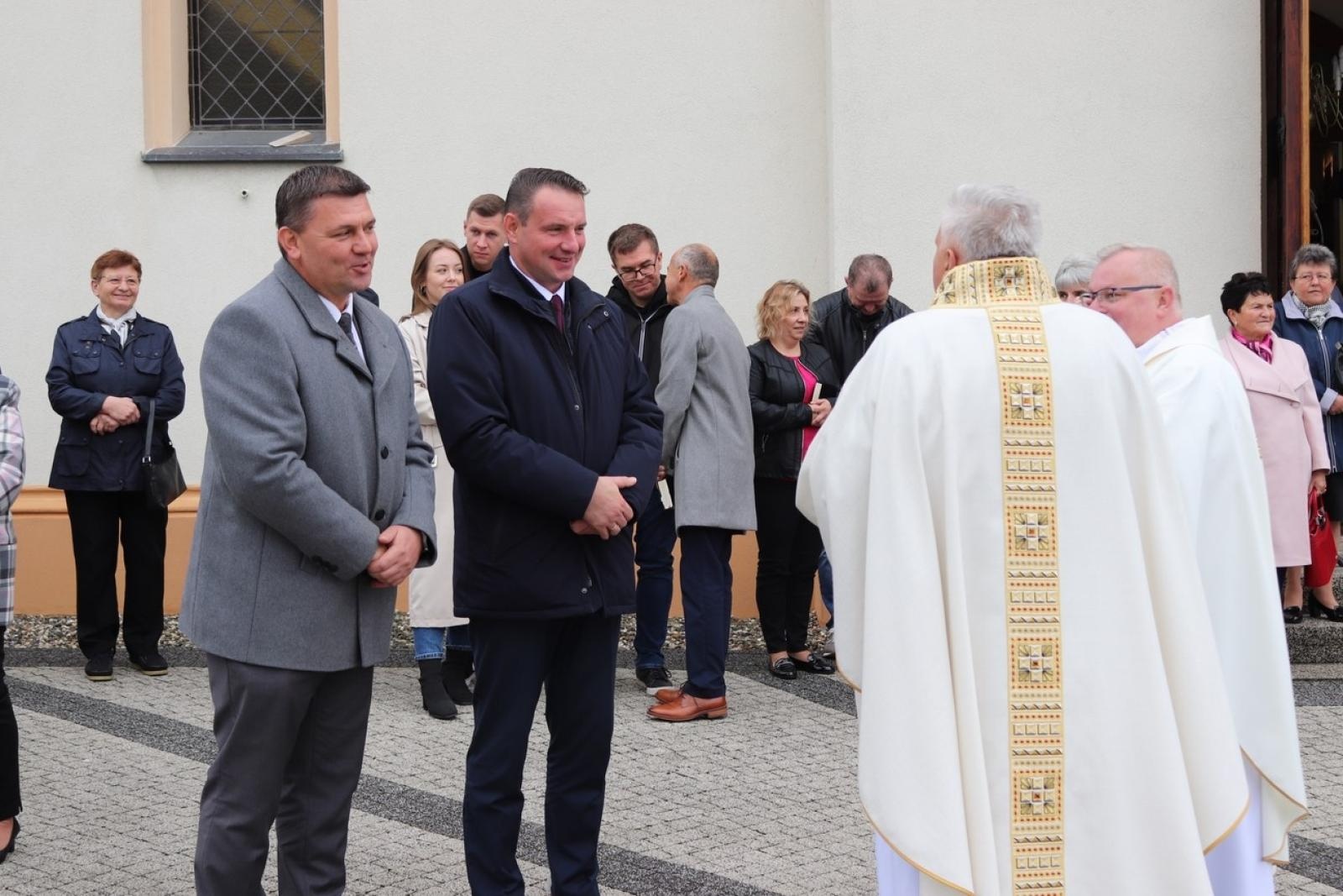 Zdjęcie w galerii na portalu naszraciborz.pl: Dla przyszłych pokoleń. W ziemi przy kościele w Sławikowie umieszczono kapsułę czasu wiadomości z regionu