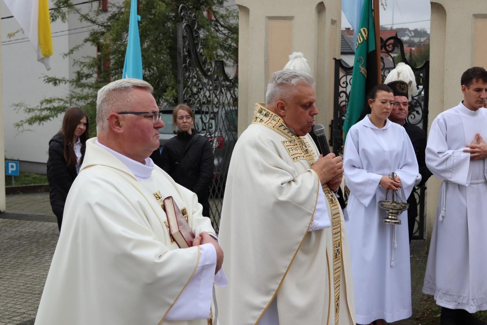 Zdjęcie w galerii na portalu naszraciborz.pl: Dla przyszłych pokoleń. W ziemi przy kościele w Sławikowie umieszczono kapsułę czasu wiadomości z regionu