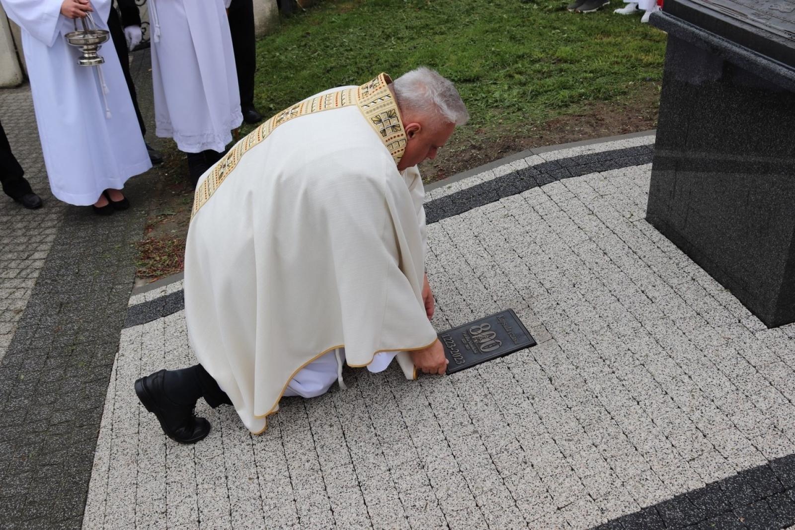 Zdjęcie w galerii na portalu naszraciborz.pl: Dla przyszłych pokoleń. W ziemi przy kościele w Sławikowie umieszczono kapsułę czasu wiadomości z regionu