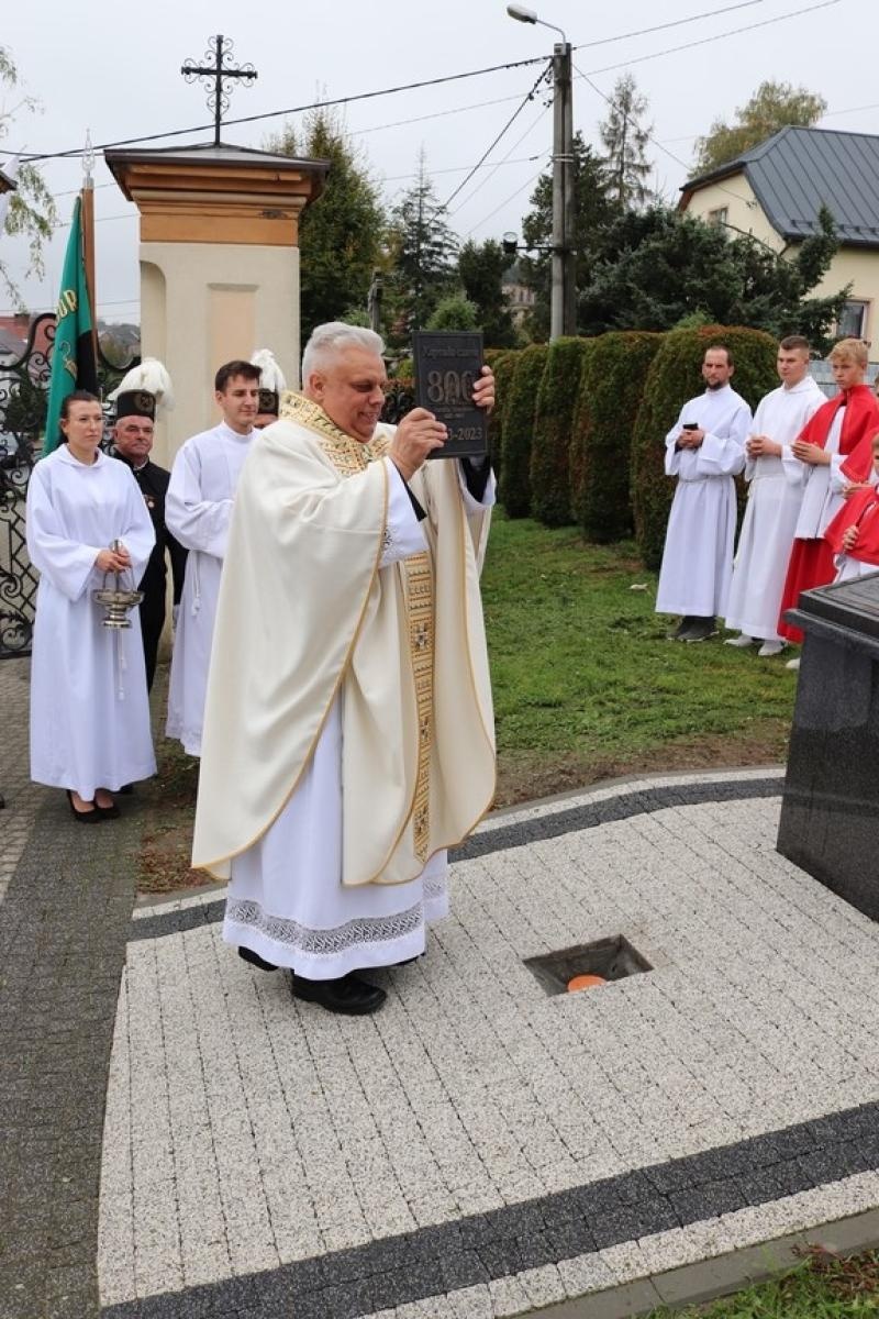 Zdjęcie w galerii na portalu naszraciborz.pl: Dla przyszłych pokoleń. W ziemi przy kościele w Sławikowie umieszczono kapsułę czasu wiadomości z regionu
