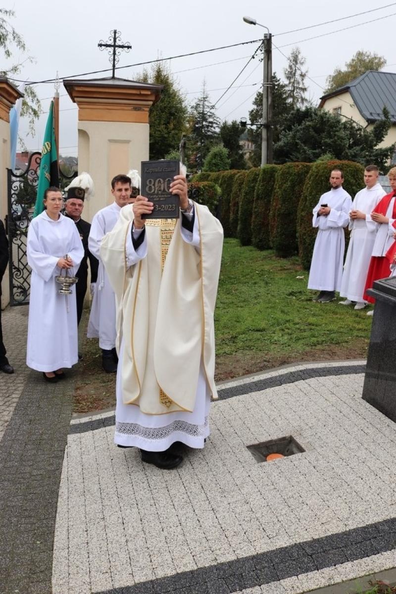 Zdjęcie w galerii na portalu naszraciborz.pl: Dla przyszłych pokoleń. W ziemi przy kościele w Sławikowie umieszczono kapsułę czasu wiadomości z regionu