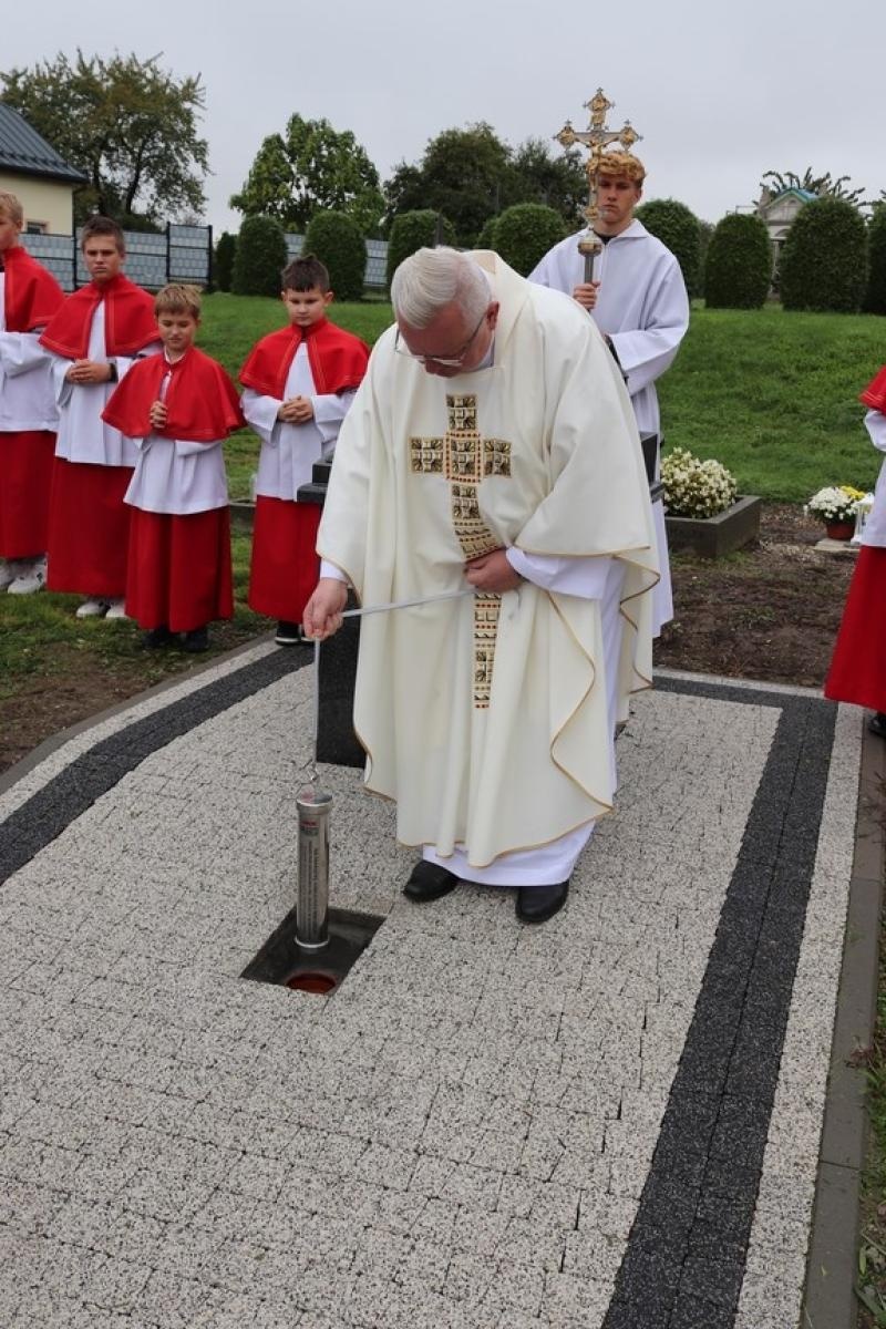 Zdjęcie w galerii na portalu naszraciborz.pl: Dla przyszłych pokoleń. W ziemi przy kościele w Sławikowie umieszczono kapsułę czasu wiadomości z regionu
