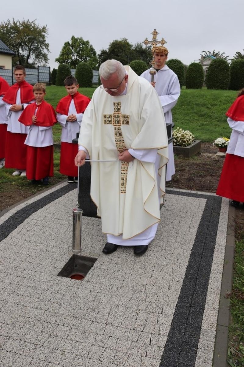 Zdjęcie w galerii na portalu naszraciborz.pl: Dla przyszłych pokoleń. W ziemi przy kościele w Sławikowie umieszczono kapsułę czasu wiadomości z regionu