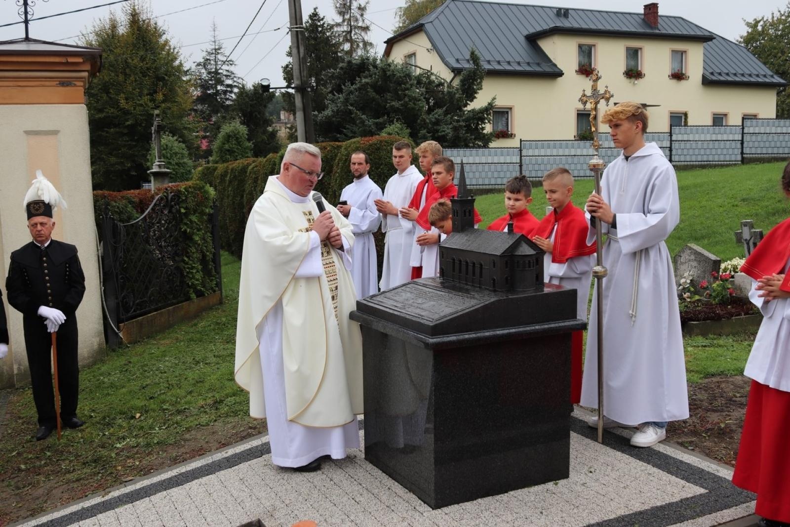 Zdjęcie w galerii na portalu naszraciborz.pl: Dla przyszłych pokoleń. W ziemi przy kościele w Sławikowie umieszczono kapsułę czasu wiadomości z regionu