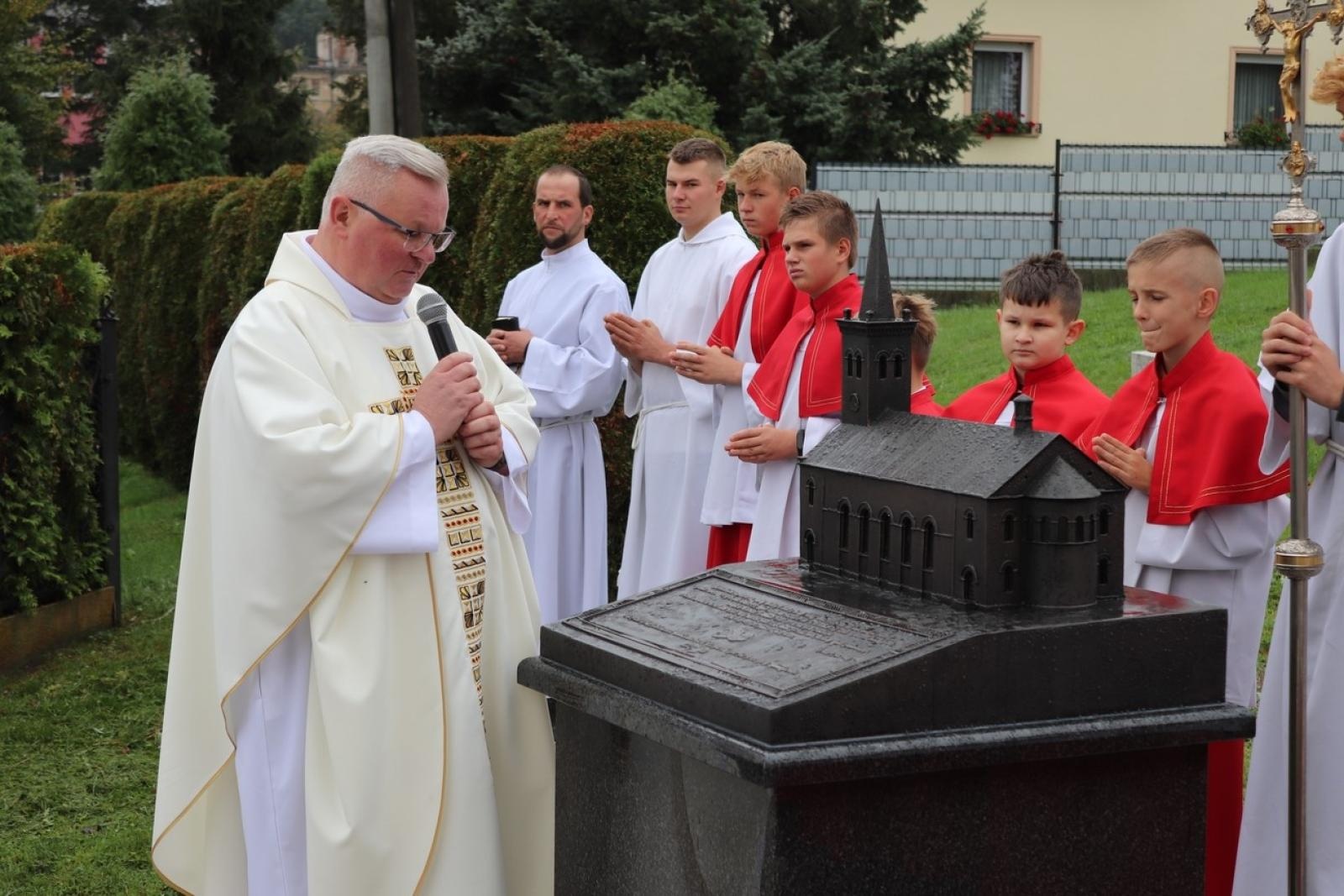 Zdjęcie w galerii na portalu naszraciborz.pl: Dla przyszłych pokoleń. W ziemi przy kościele w Sławikowie umieszczono kapsułę czasu wiadomości z regionu