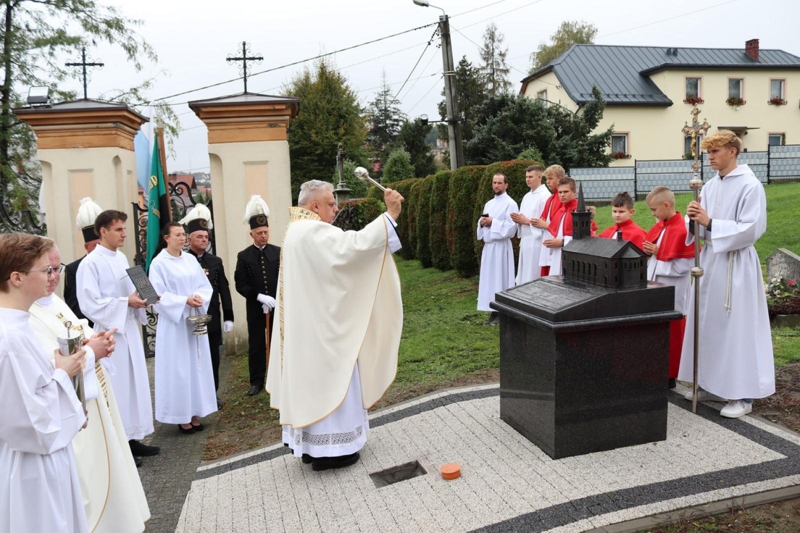 Zdjęcie w galerii na portalu naszraciborz.pl: Dla przyszłych pokoleń. W ziemi przy kościele w Sławikowie umieszczono kapsułę czasu wiadomości z regionu