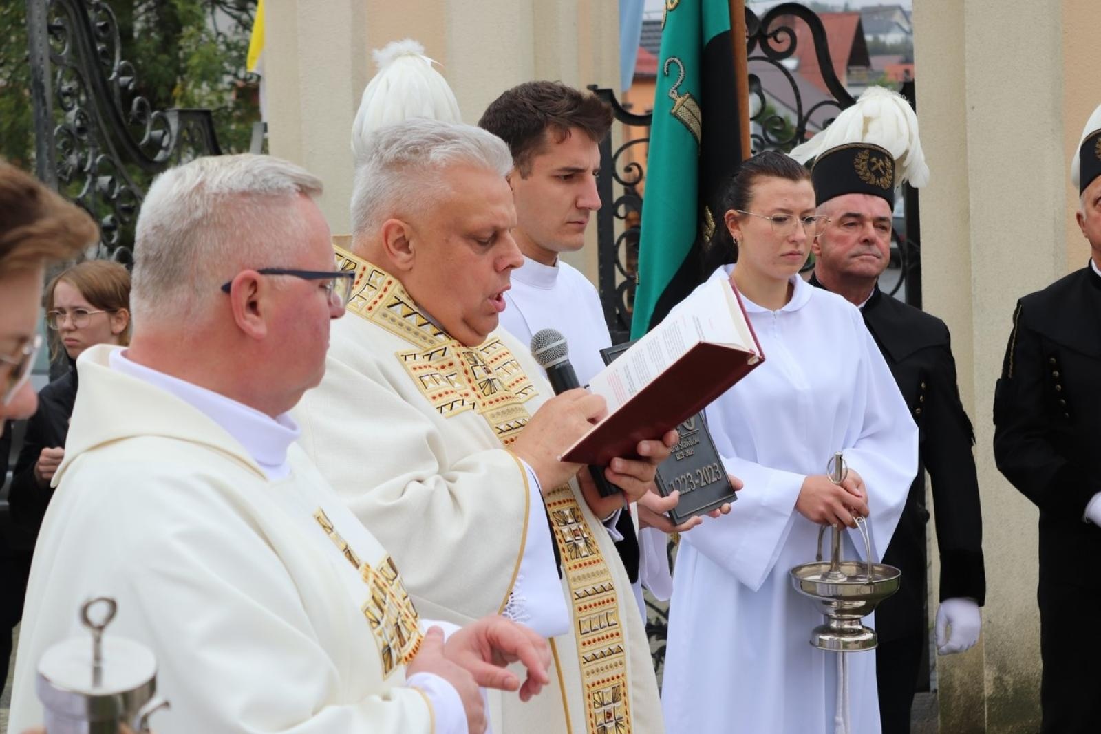 Zdjęcie w galerii na portalu naszraciborz.pl: Dla przyszłych pokoleń. W ziemi przy kościele w Sławikowie umieszczono kapsułę czasu wiadomości z regionu