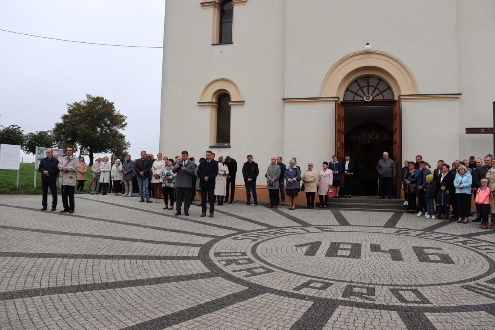 Zdjęcie w galerii na portalu naszraciborz.pl: Dla przyszłych pokoleń. W ziemi przy kościele w Sławikowie umieszczono kapsułę czasu wiadomości z regionu