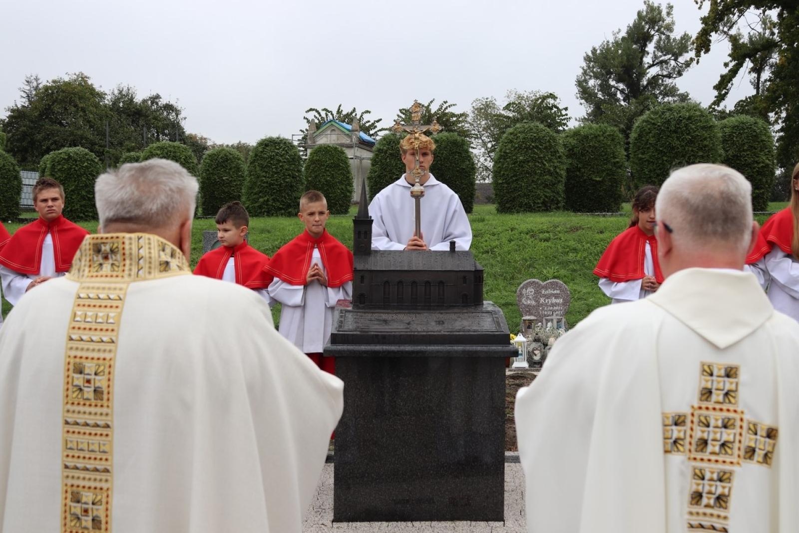Zdjęcie w galerii na portalu naszraciborz.pl: Dla przyszłych pokoleń. W ziemi przy kościele w Sławikowie umieszczono kapsułę czasu wiadomości z regionu