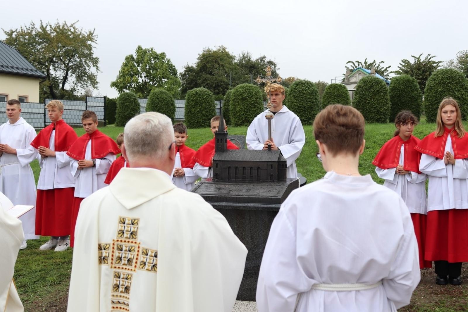 Zdjęcie w galerii na portalu naszraciborz.pl: Dla przyszłych pokoleń. W ziemi przy kościele w Sławikowie umieszczono kapsułę czasu wiadomości z regionu
