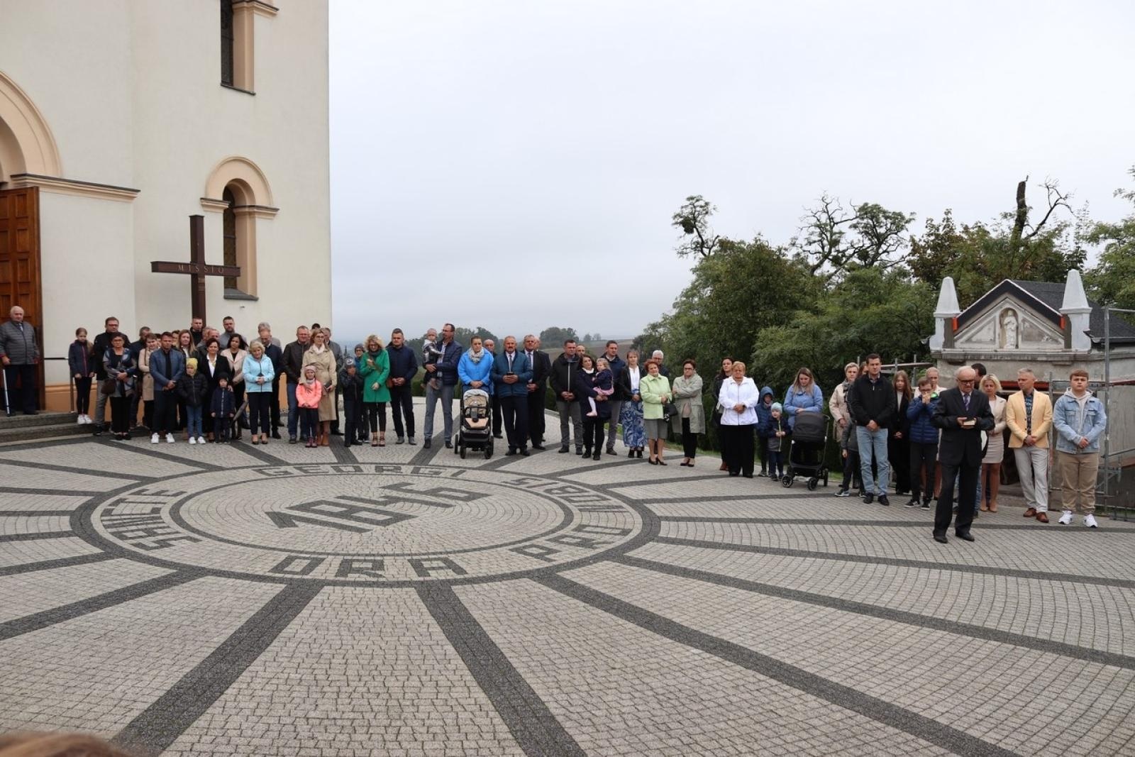 Zdjęcie w galerii na portalu naszraciborz.pl: Dla przyszłych pokoleń. W ziemi przy kościele w Sławikowie umieszczono kapsułę czasu wiadomości z regionu