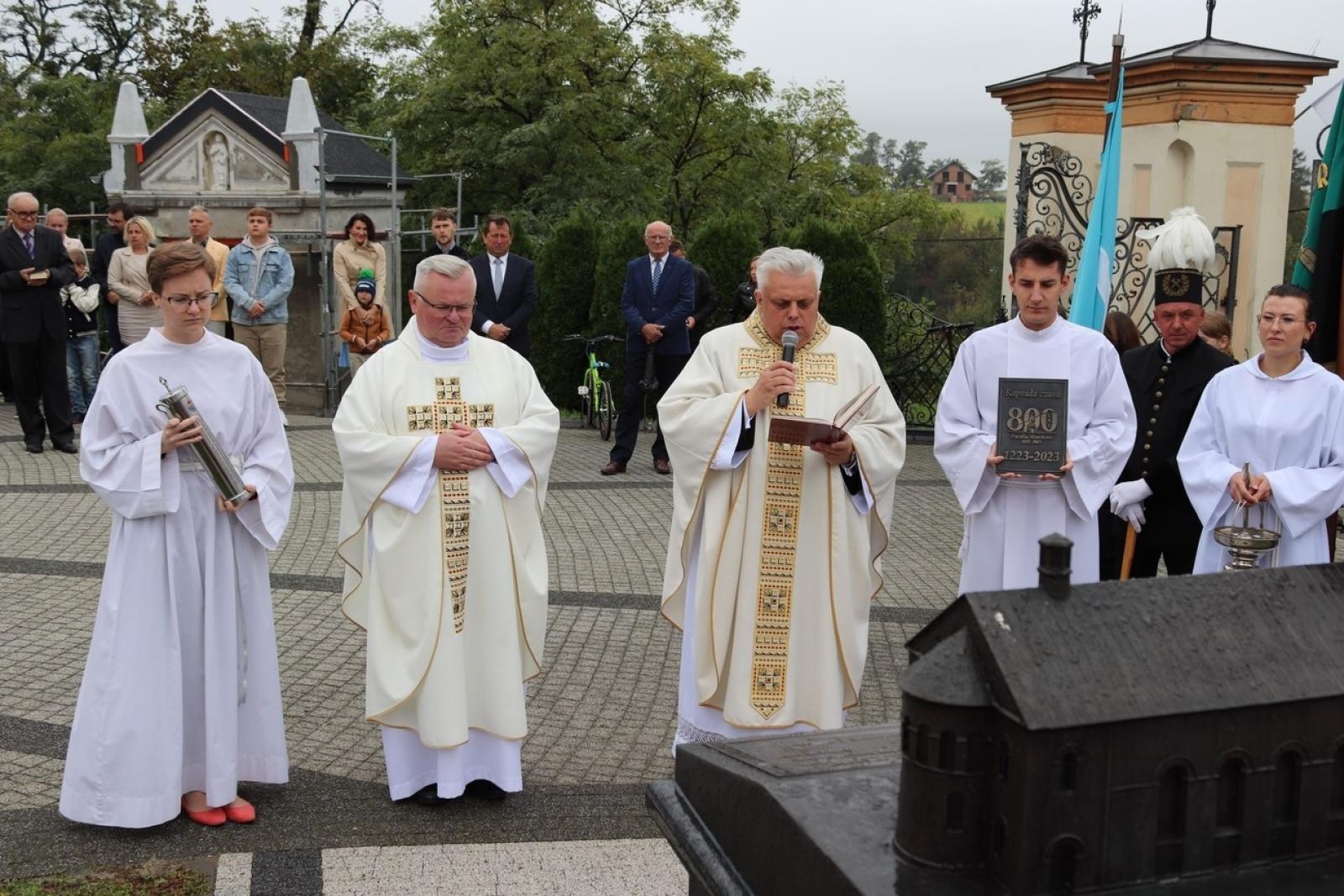 Zdjęcie w galerii na portalu naszraciborz.pl: Dla przyszłych pokoleń. W ziemi przy kościele w Sławikowie umieszczono kapsułę czasu wiadomości z regionu